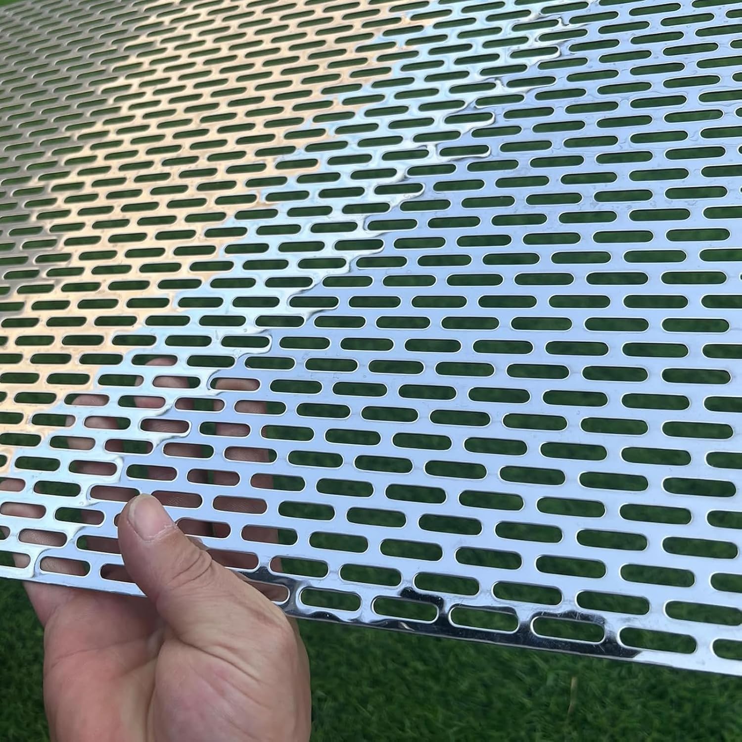 Perforowana metalowa płyta z wydłużonymi otworami, siatka ze stali nierdzewnej do zastosowań działowych i przesiewowych (grubość 1,2 mm, 50 x 50 cm)