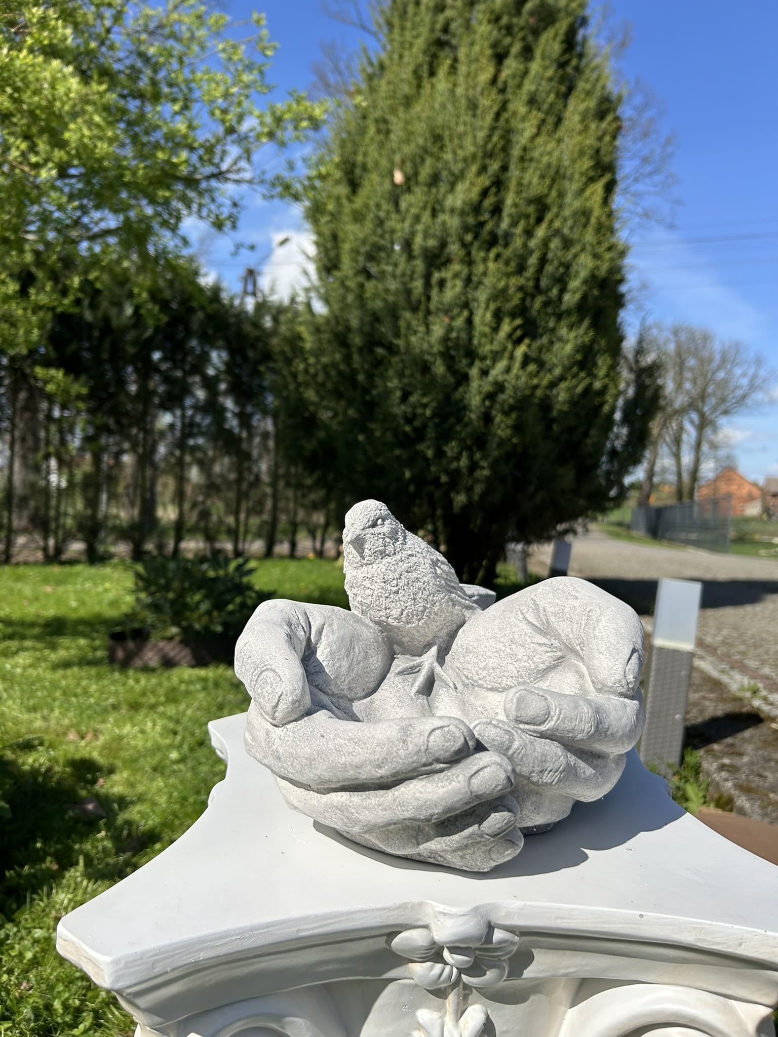 FABRIQ Handförmige Vogeltränke 17 cm – 6 kg Massive Zement Figur – Wetterfest – Gartenvogelbad