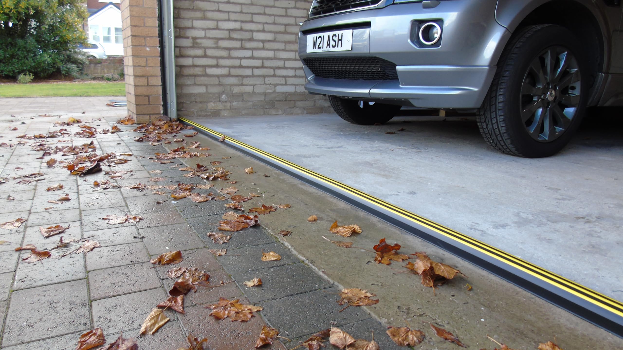 Kit de joint de seuil de porte de garage de 3 cm de haut, longueur de 4,95 m | PVC souple | Le kit complet comprend 2 adhésifs | GaraDry