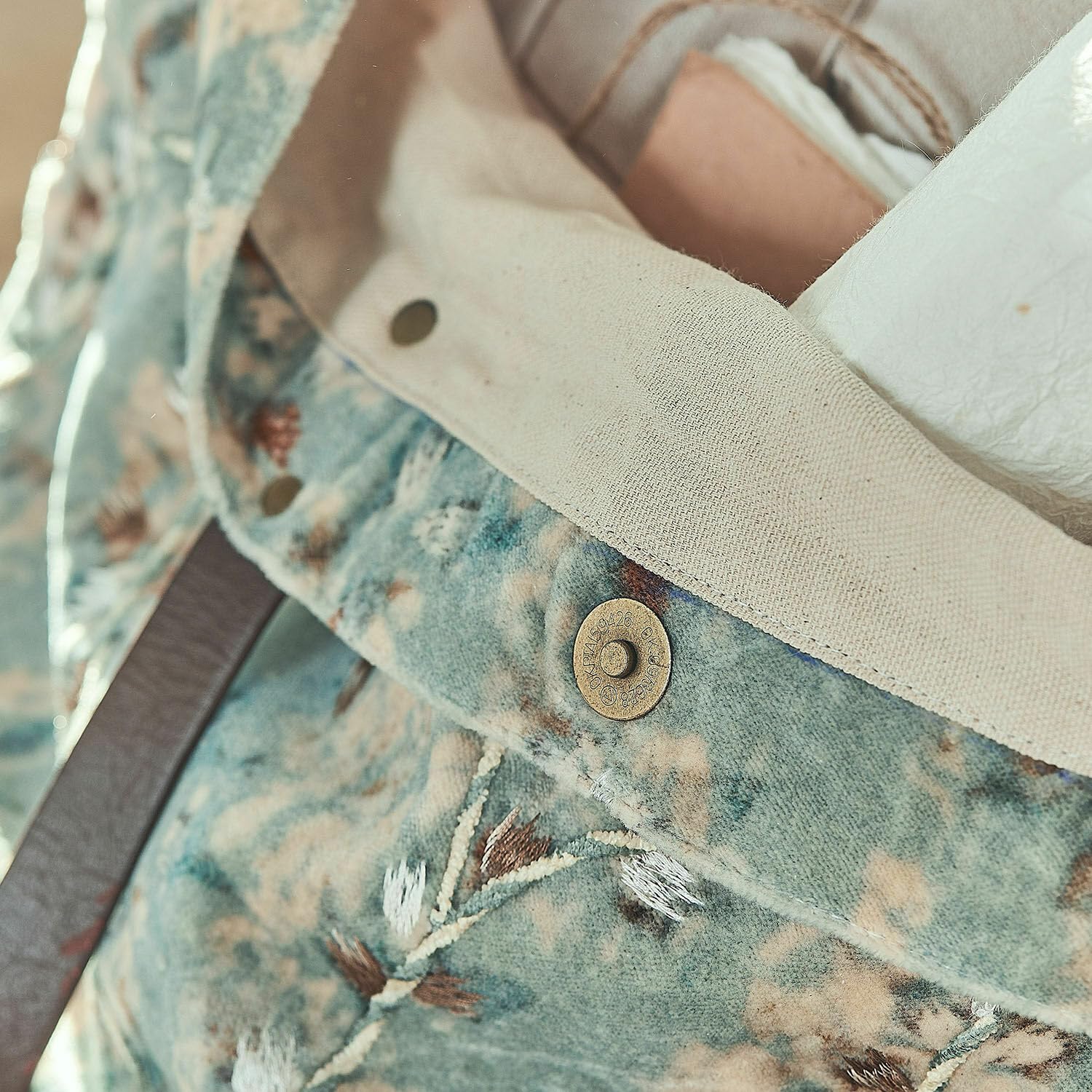 Loberon Tasche LaRoux - blau | Handbestickt, Echtleder-Henkel, mit Innentasche, Accessoire, Henkeltasche, Baumwollsamt, Büffelleder