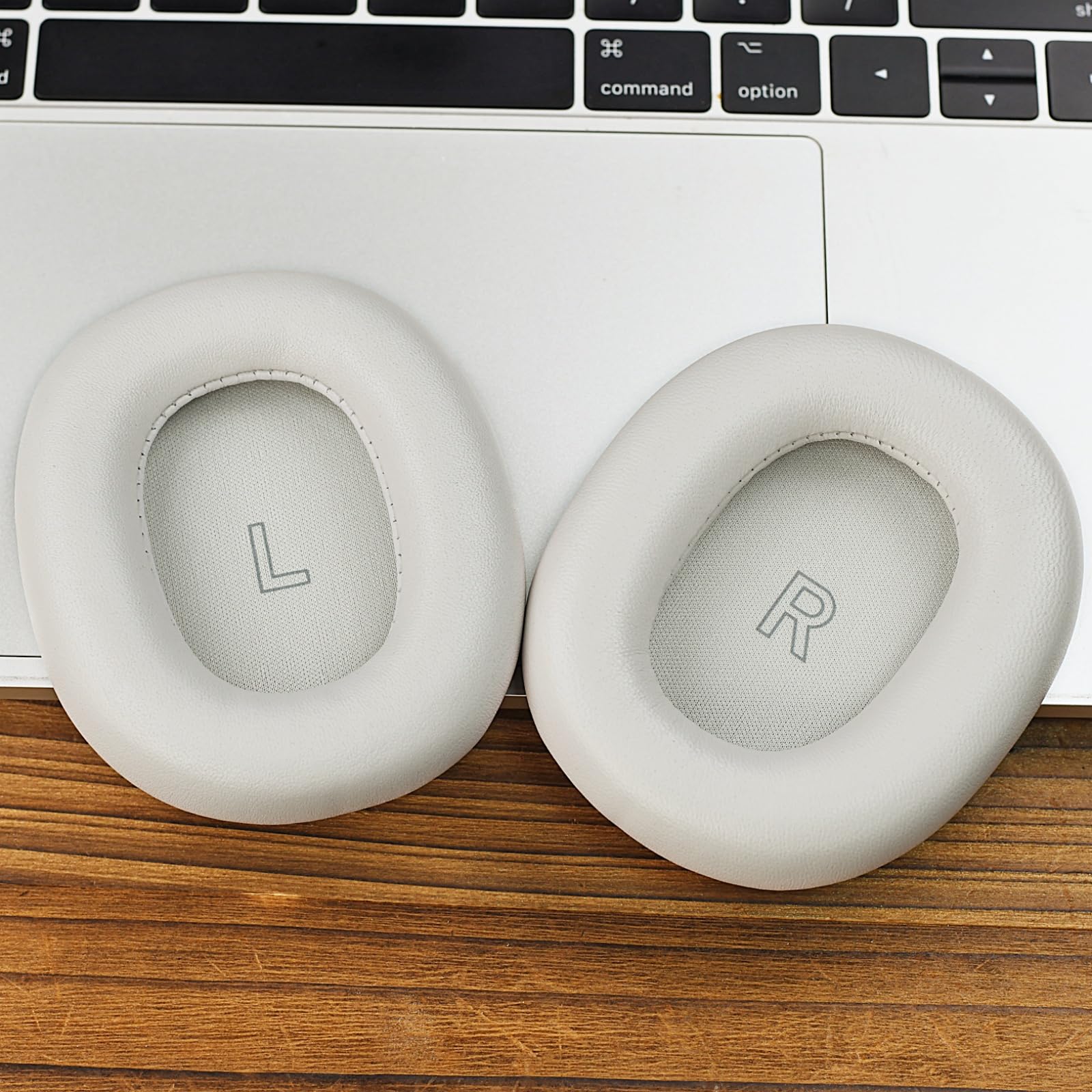 Cuscinetti auricolari in pelle con isolamento acustico progettati per auricolari per auricolari che assicurano la vestibilità e l'acustica dello studio auricolare in pelle di pecora