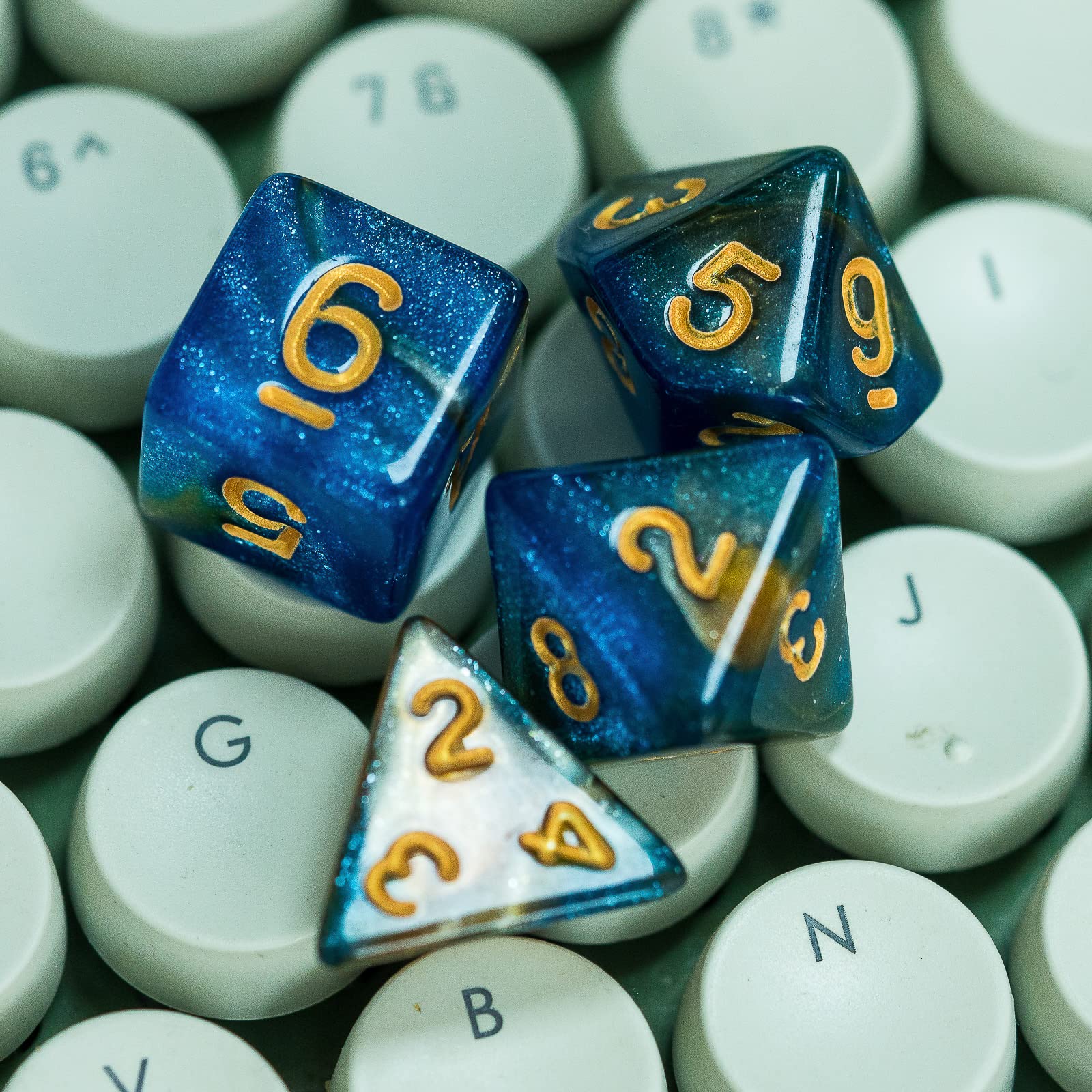Lot de 7 dés DND polyédriques avec sac à dés en cuir, jeu de dés D&D pour Donjons et Dragons, jeux de table (bleu/jaune/pailleté)