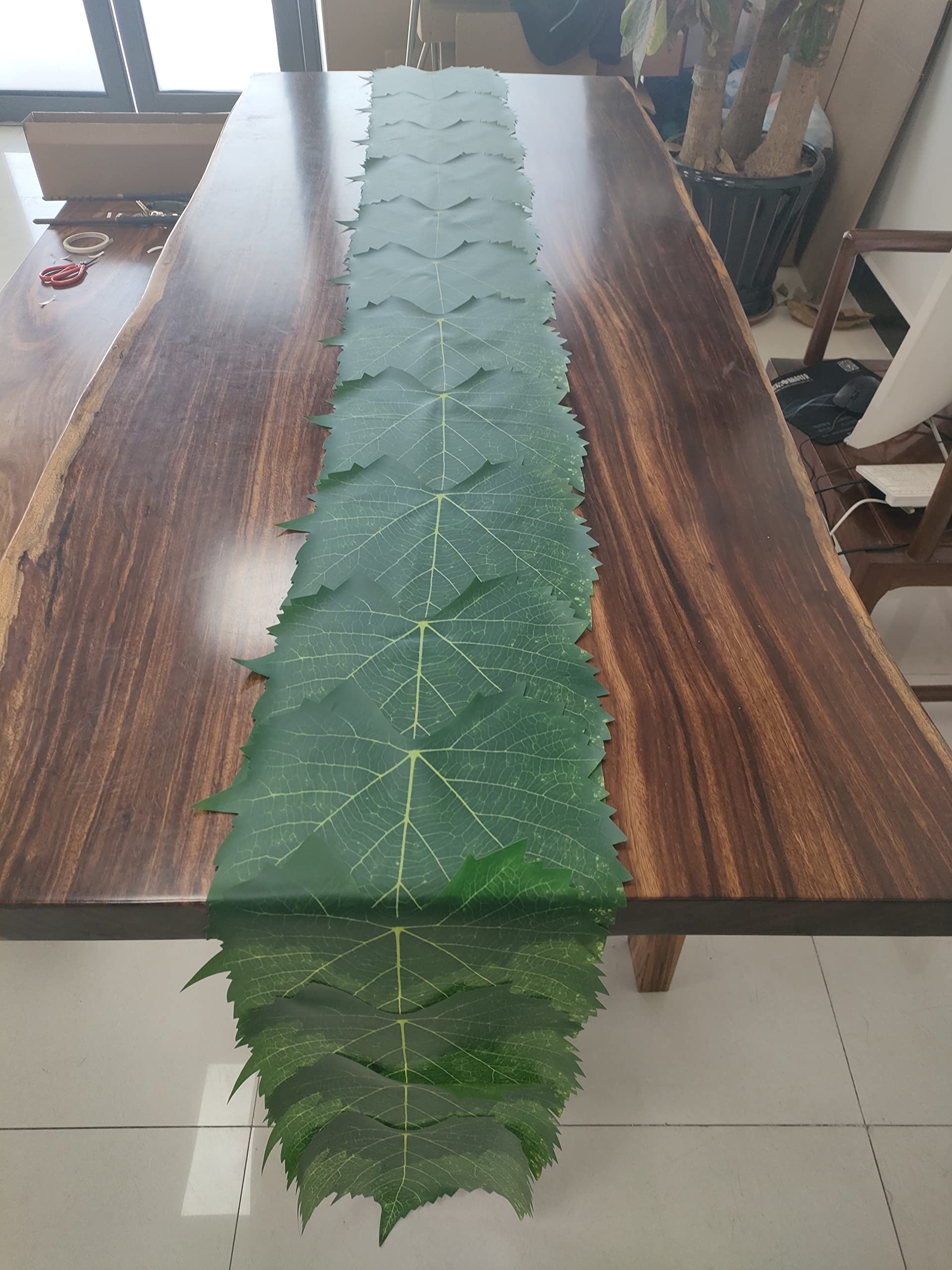 Iterative Products - Mantel individual de hojas de palma, 30 hojas de uva de goma, decoración tropical hawaiana, centros de mesa de boda en la playa de safari