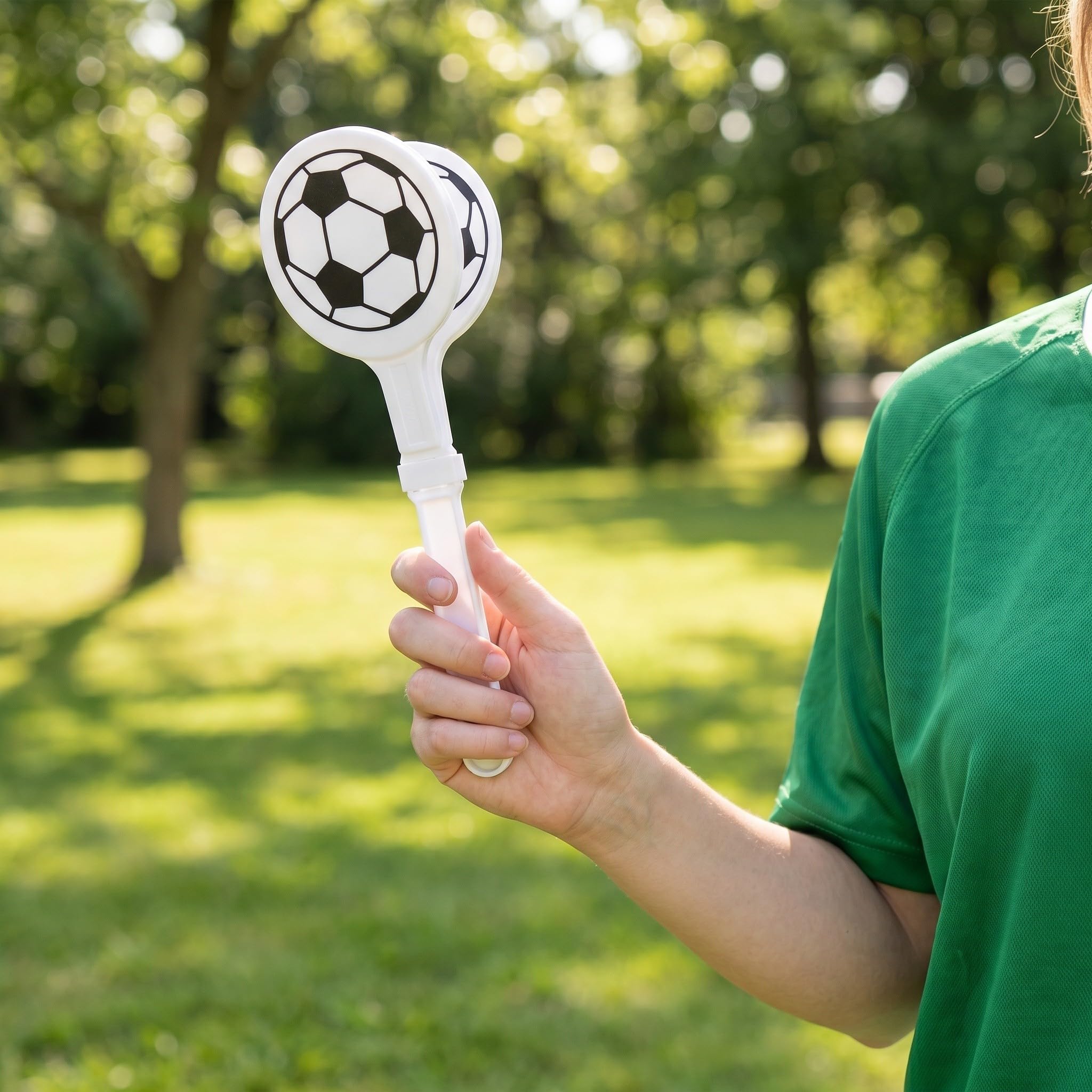 GALPADA 12 Stück Tragbarer Fußball Handklatscher aus Kunststoff mit Einzigartigem Fußball Motiv für Partyspielzeug und Mitgebsel bei Sport und Abschlussfeiern
