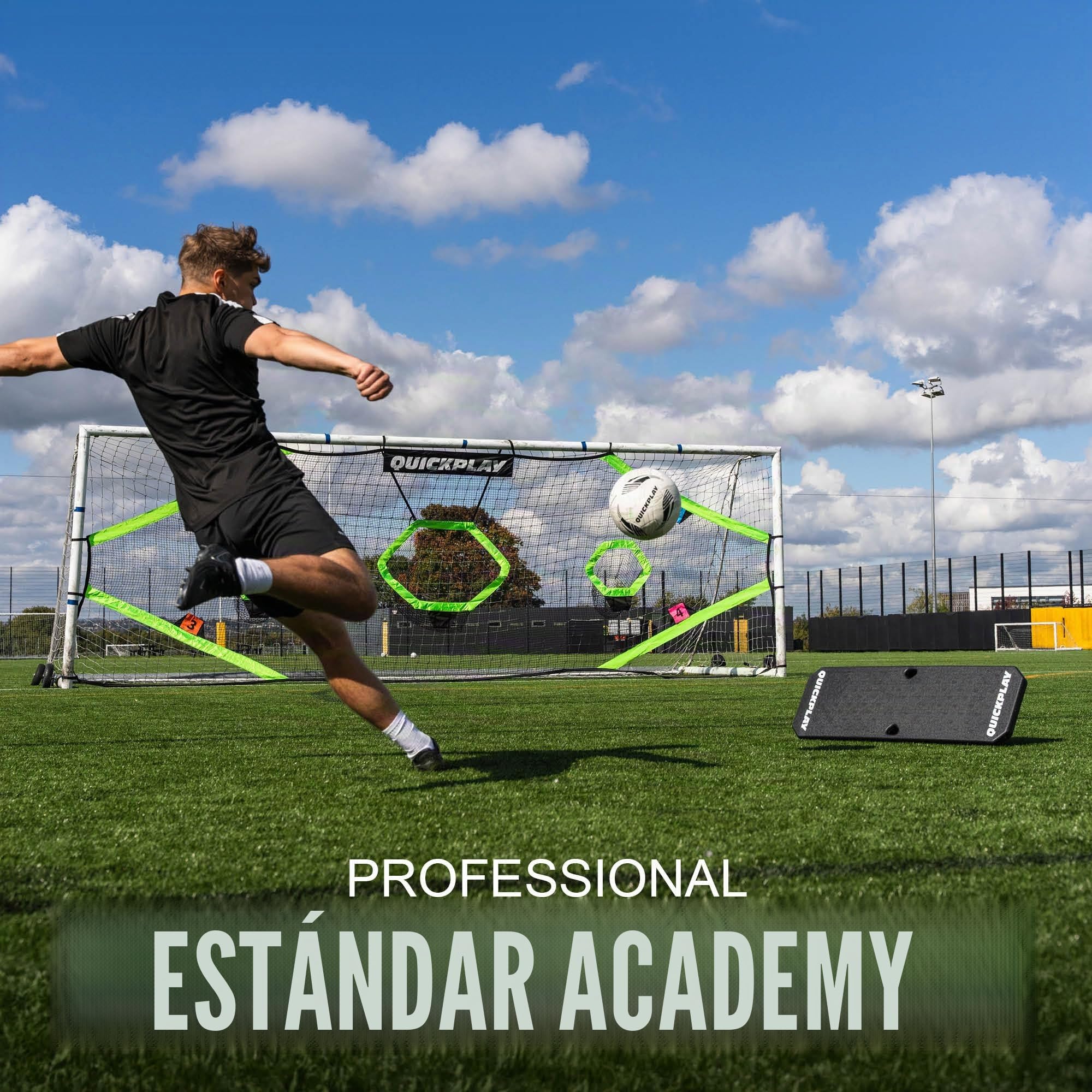 QuickPlay Replay Boombox - Tablero de rebote de fútbol portátil de doble superficie con ángulo ajustable - Equipo de entrenamiento de fútbol para control, práctica de pases