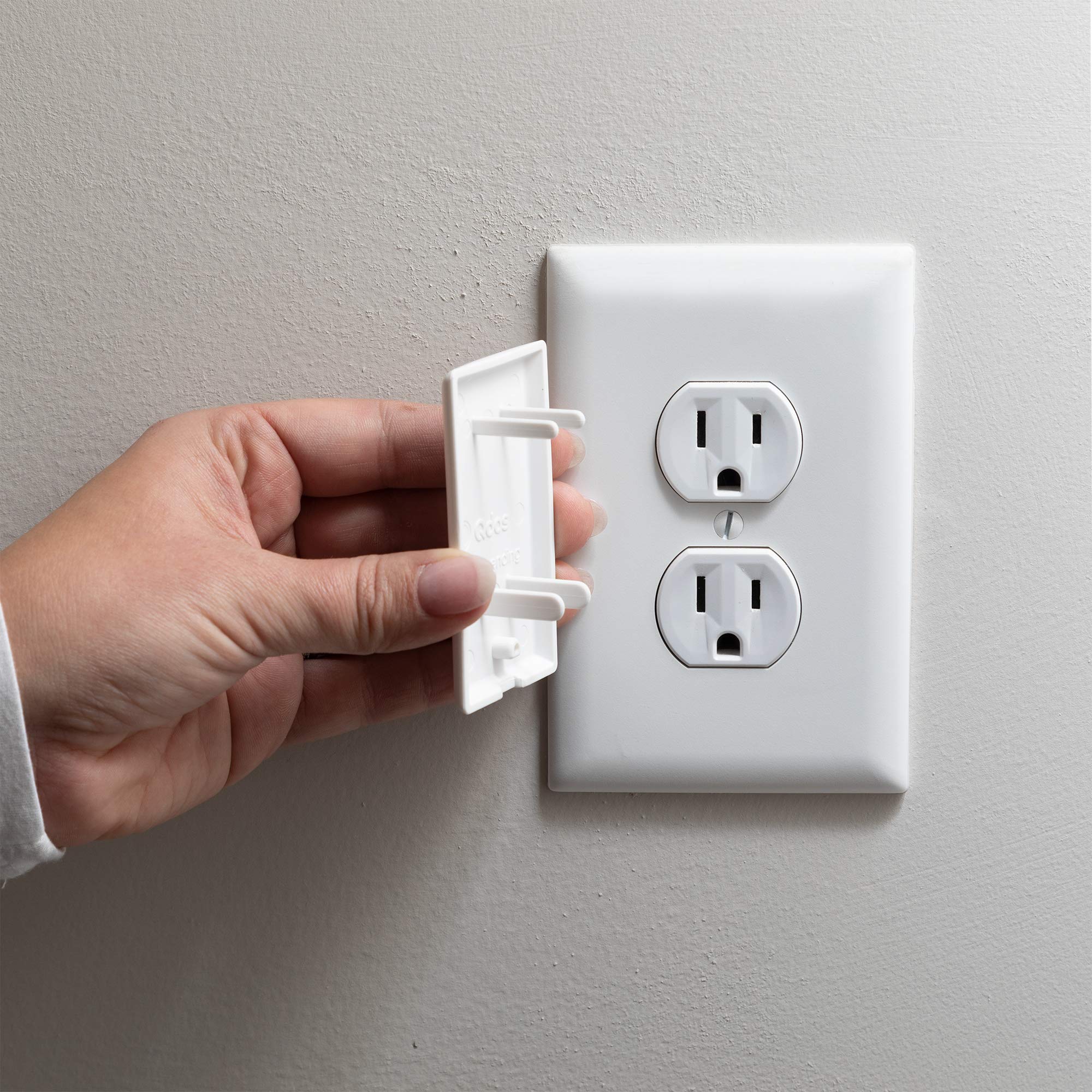 Qdos Safety StayPut - Cubierta de enchufe de doble toma – Un enchufe cubre ambas tomas. Ajuste seguro y bordes biselados que evitan que los dedos pequeños se quiten a diferencia de otros productos, se