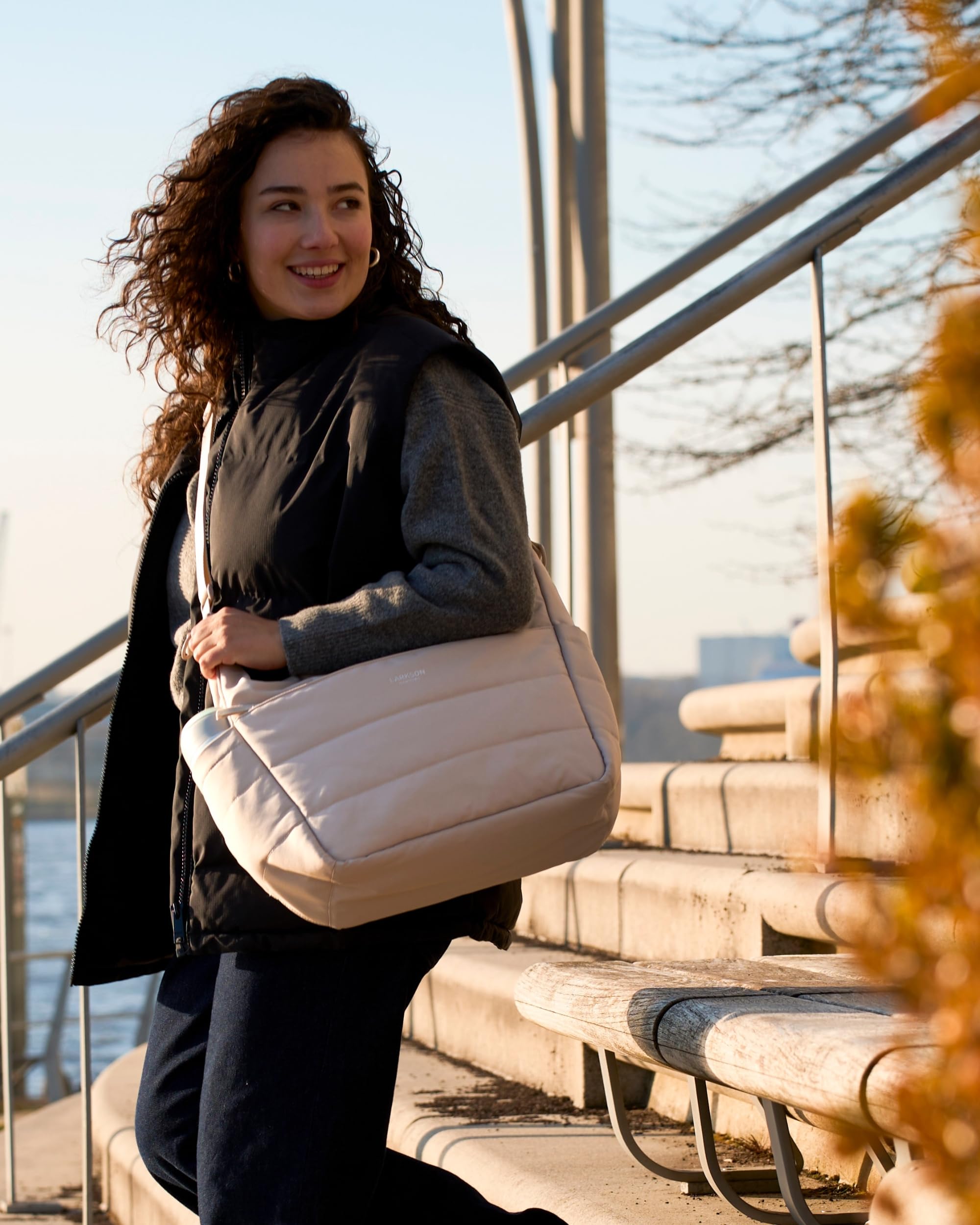 LARKSON Puffer Tasche Damen - Linnea - Puffy Schultertasche mit Laptopfach & verstellbarem Gurt - Geeignet für Befestigung am Kinderwagen - Wasserabweisend
