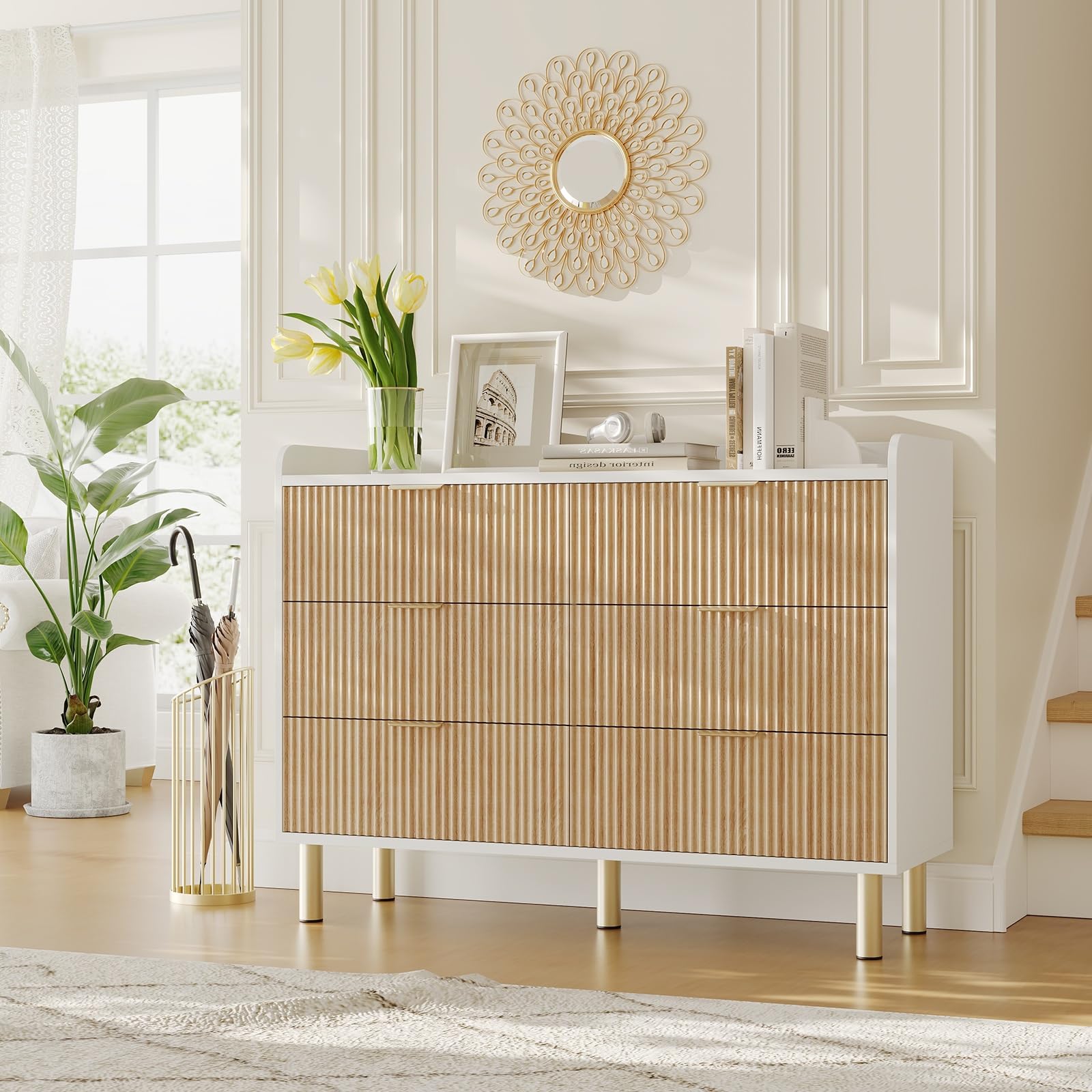 Garvee Cassettiera moderna 6 cassetti 120 cm per camera da letto - Comò bianco in legno scanalato, design curvo, maniglie e gambe in metallo dorato - Colore: Bianco + venatura legno naturale