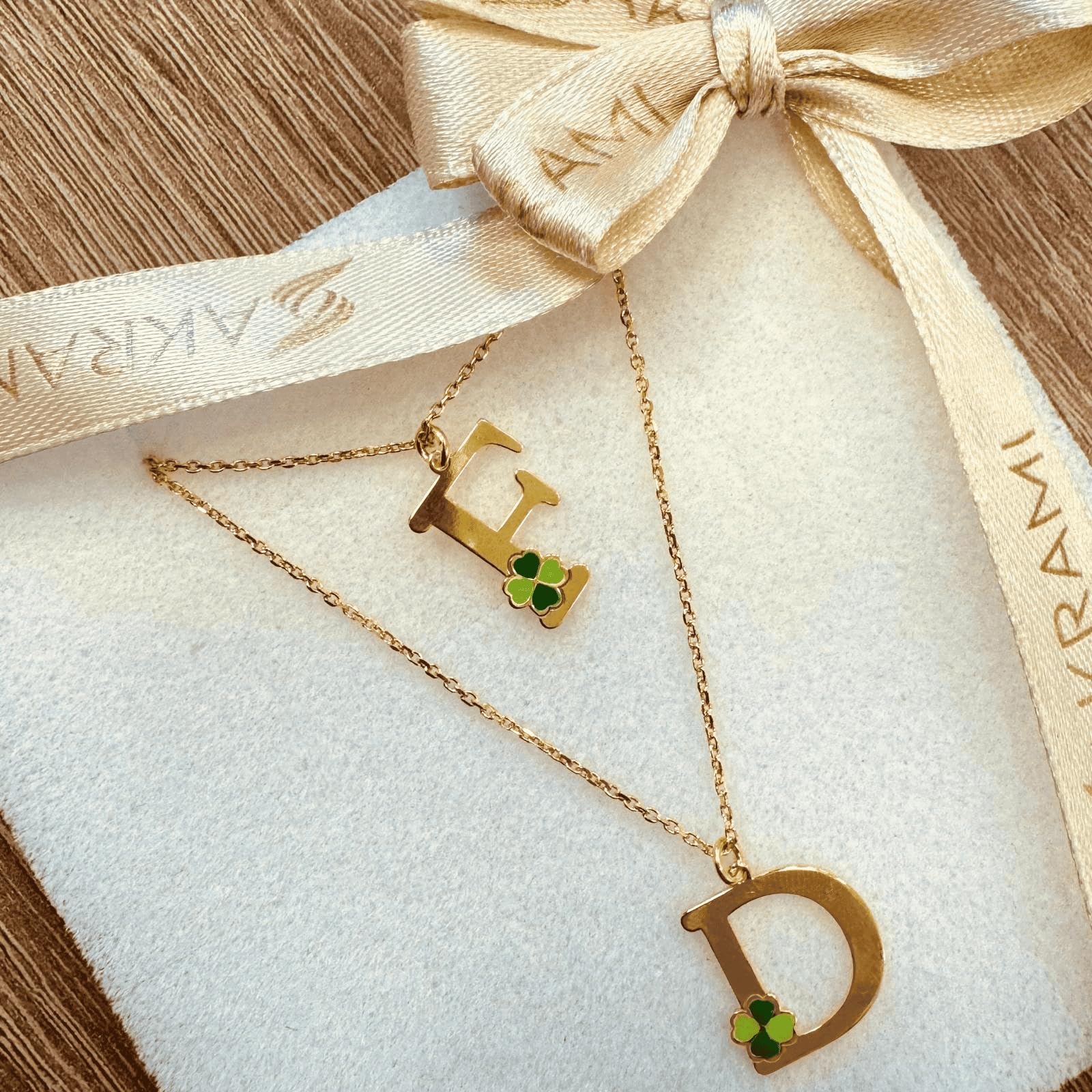 Sakrami Collana per Bambini Argento 925 Dorato con Lettera e Quadrifoglio Smaltato Verde – Scatola con Dedica Incisa – Gioiello Portafortuna per Comunione, Compleanno o Natale