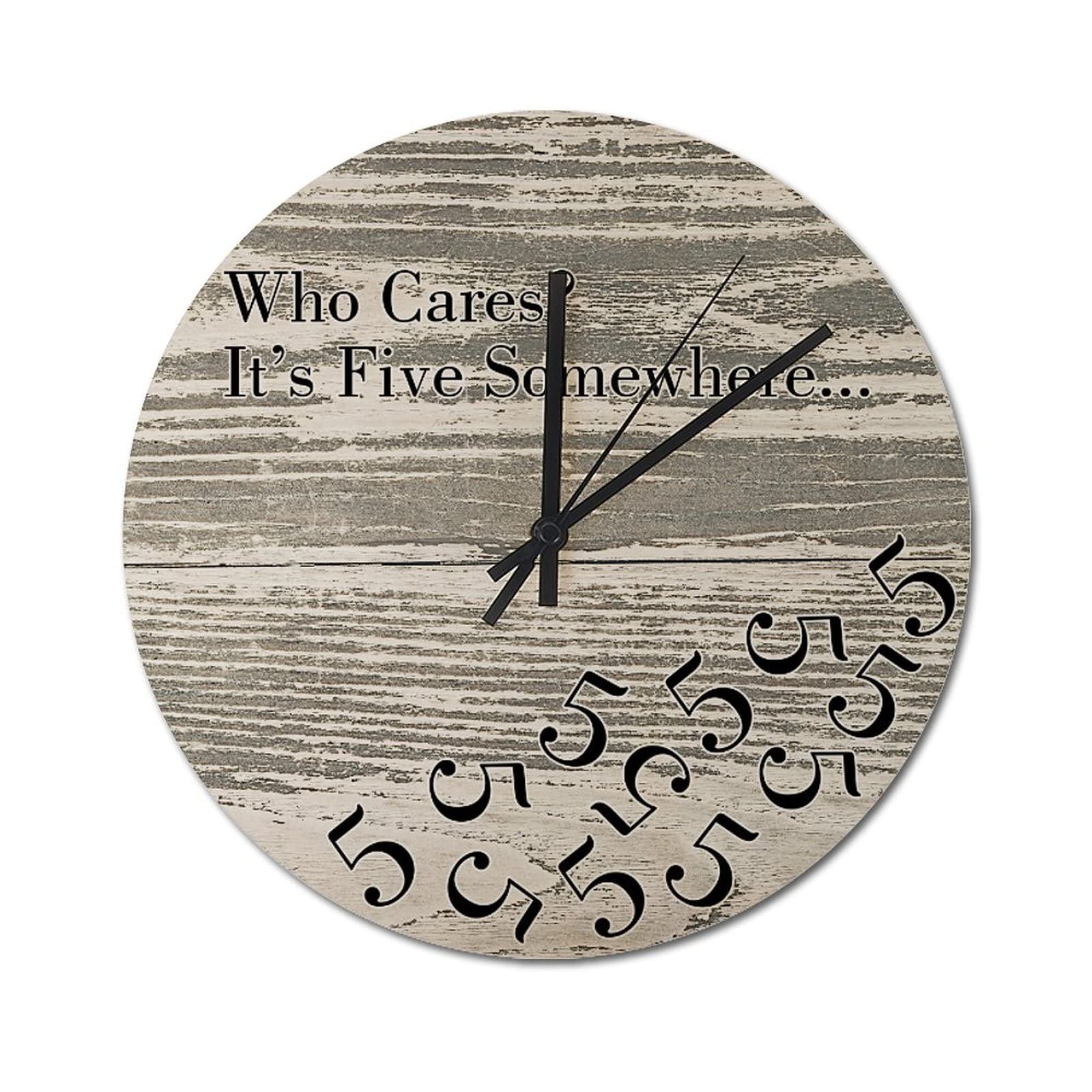 Horloge murale en bois craquelé pour un apéro bistrot réussi dans votre salon