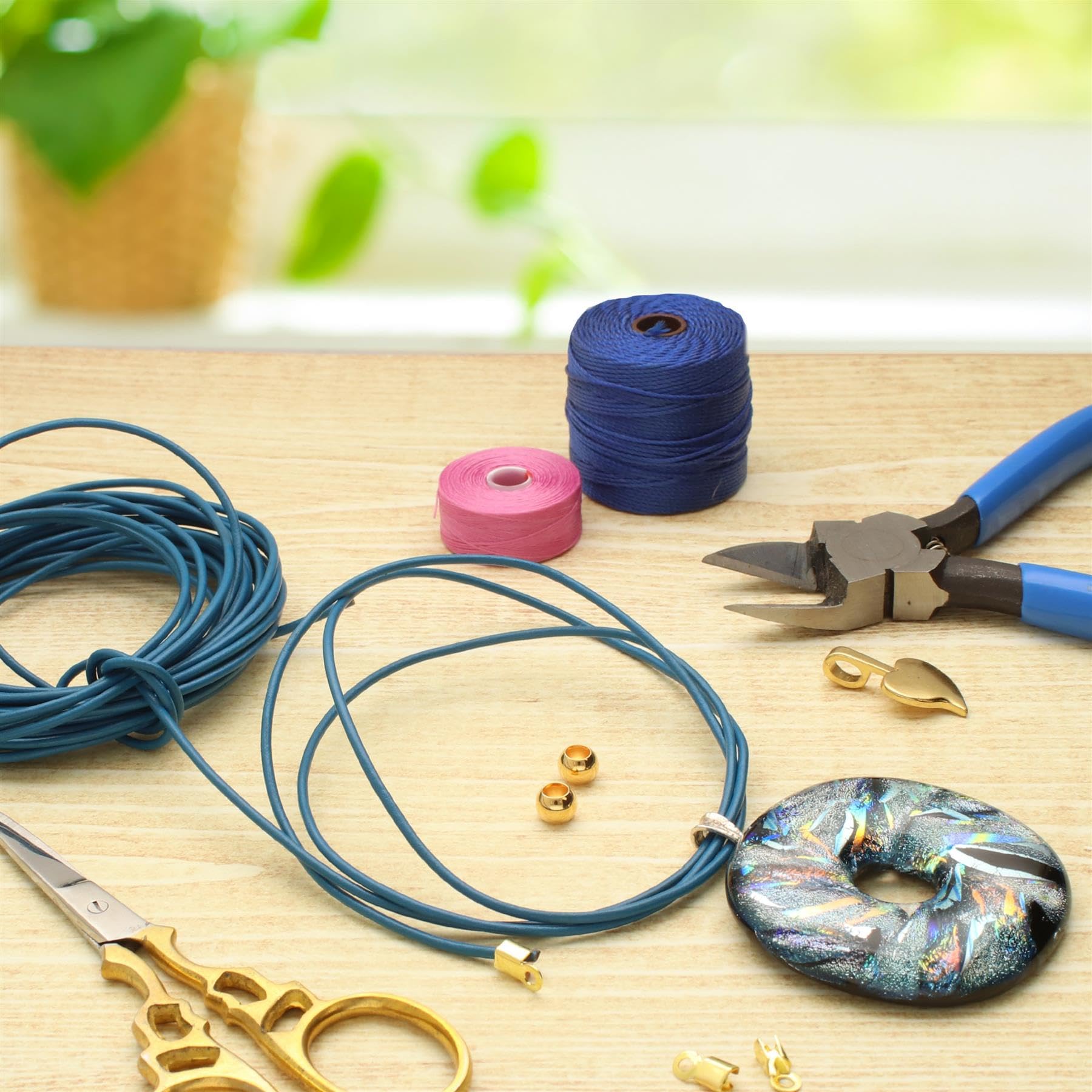 The Beadsmith Cordon en cuir grec - Couleur bleu clair - Bobine de 1,5 mm - 50 m - Idéal pour le tressage, les perles, les colliers, le laçage fin, les accessoires pour cheveux et la fabrication de