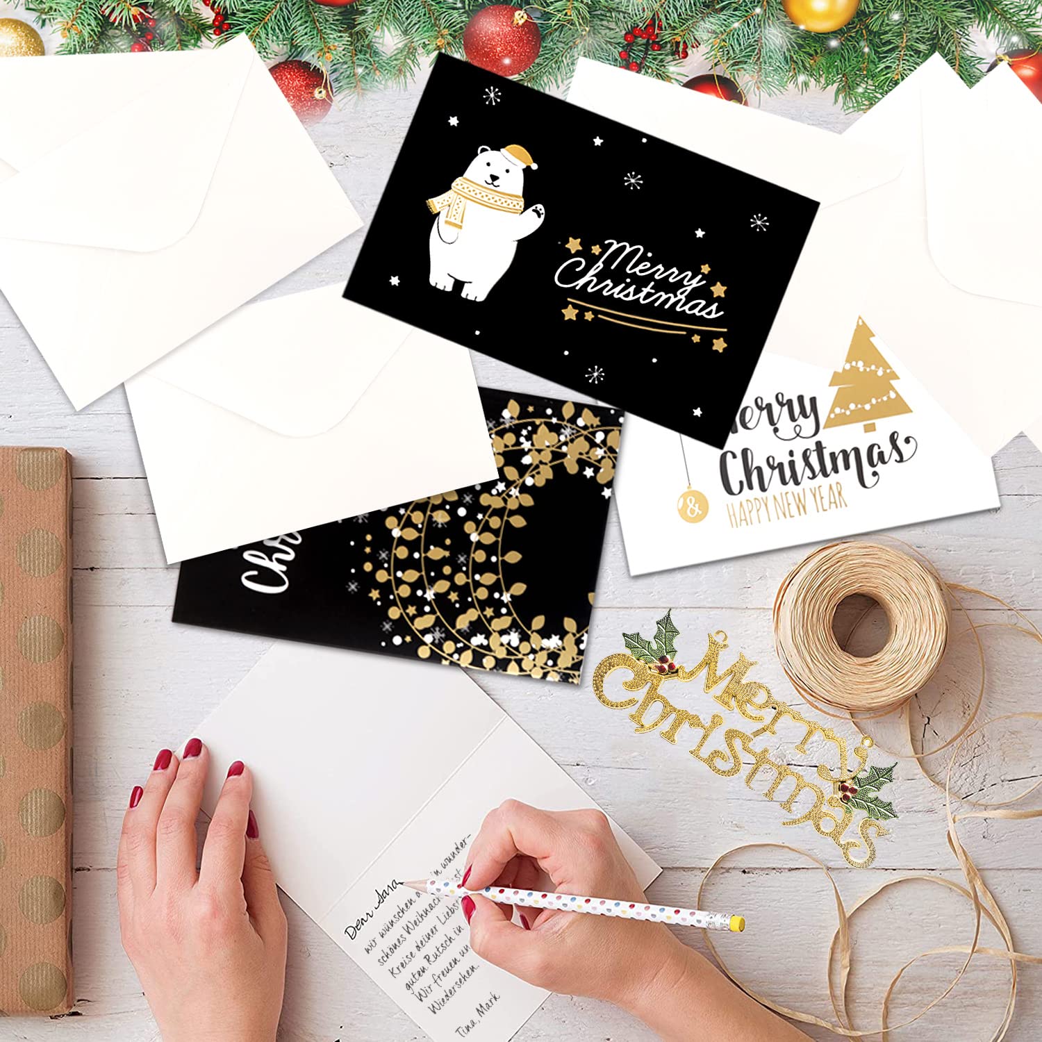 Cartes à colorier de Noël pour enfants : motifs festifs dessinés à la