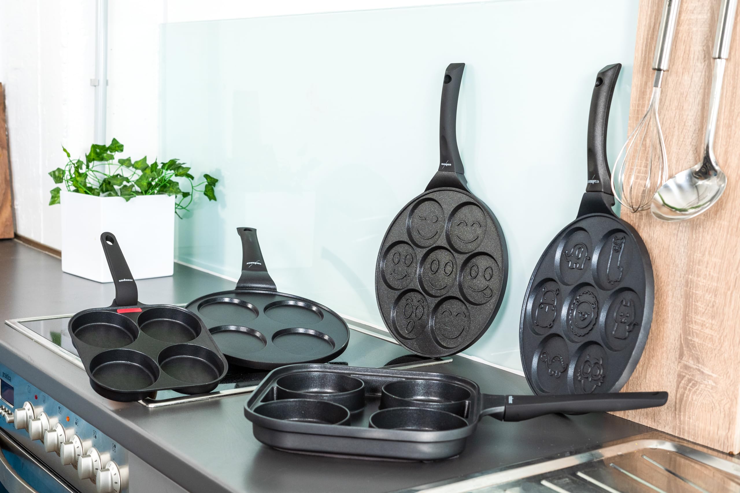 endusor Poele Pancakes et oeuf au plat - Poele de 27 cm adaptée à toute cuisinière + revêtement anti-adhésif & couvercle | Induction Gaz Céramique Électrique Halogène | 4 trous pour oeuf crêpe