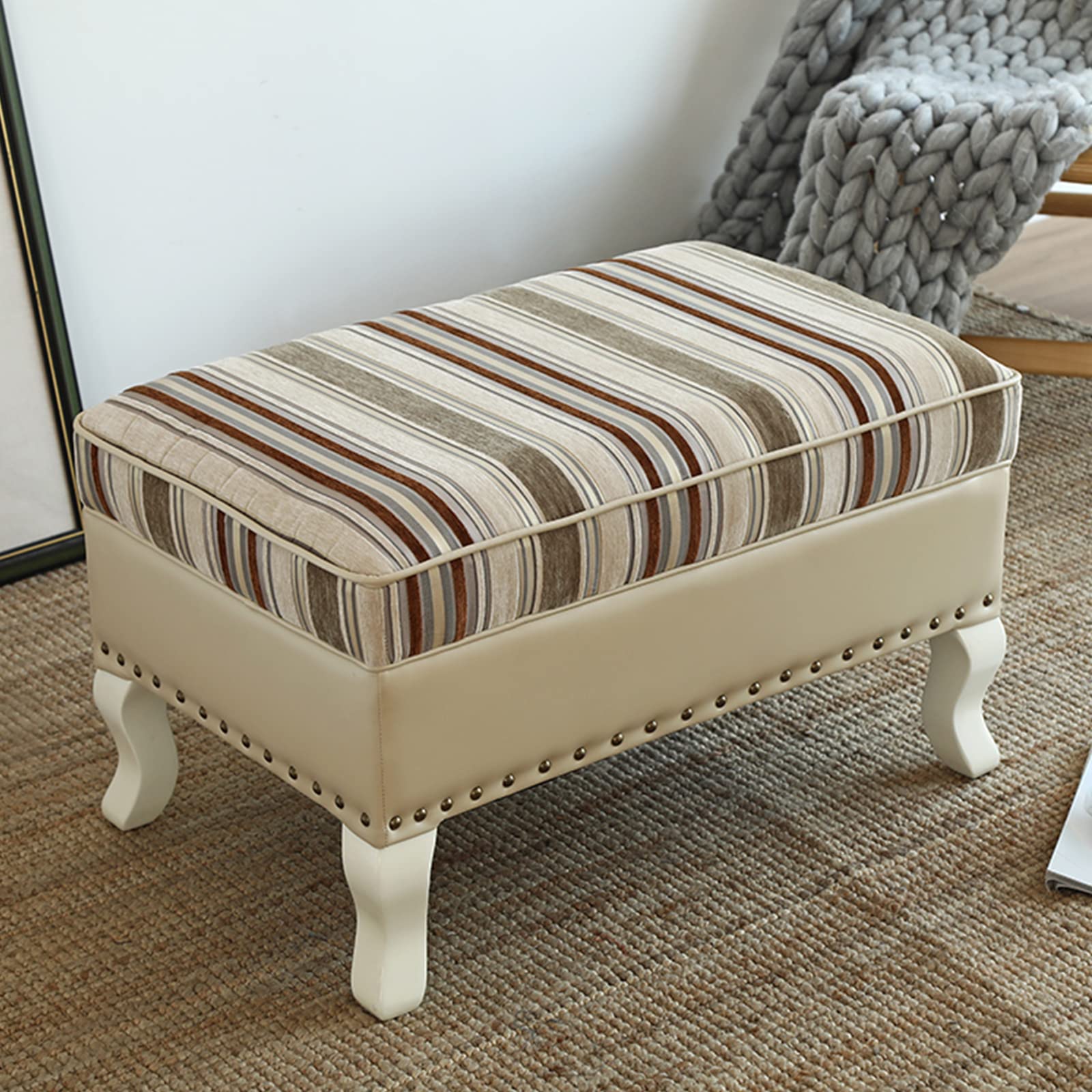 Tabouret ottoman moderne en velours et bois au design raffiné