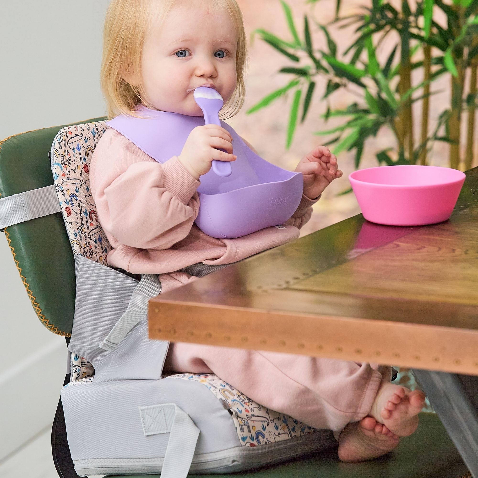 Nuby Tragbare Sitzerhöhung für Babys/Kinder | Zusammenfaltbar zur Kompakten Tasche mit Aufbewahrungsfach | Wasserdicht | Abnehmbarer Bezug | Ideal für Mahlzeiten zu Hause und Unterwegs | Ab 6 Monaten