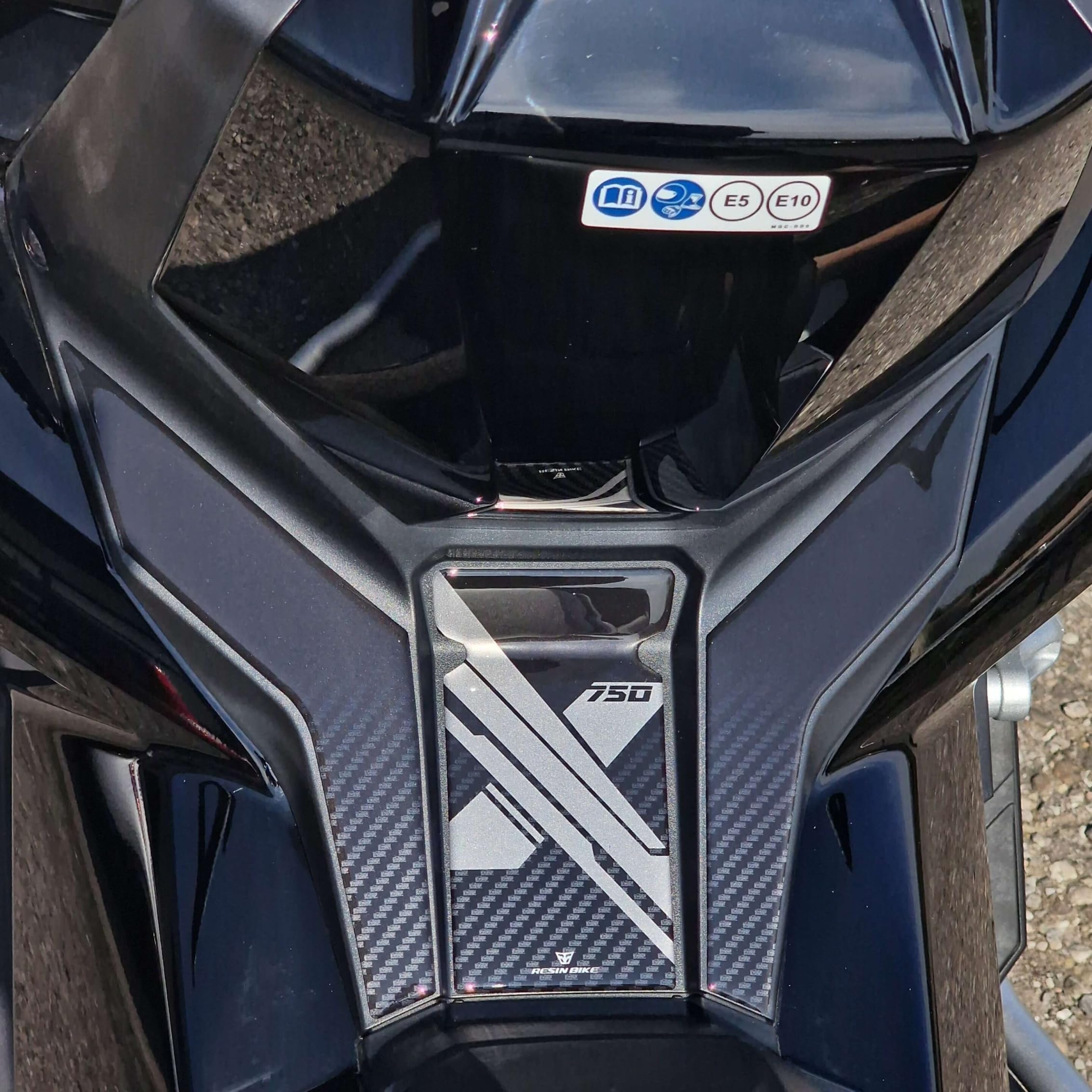 Resin Bike Kit Adesivi Scooter Compatibile con Honda X-ADV 750 2025-2026. Kit Completo Protezioni Carene, Pedana e Tunnel Antigraffio e Antiurto. Adesivi Resinati 3D Made in Italy