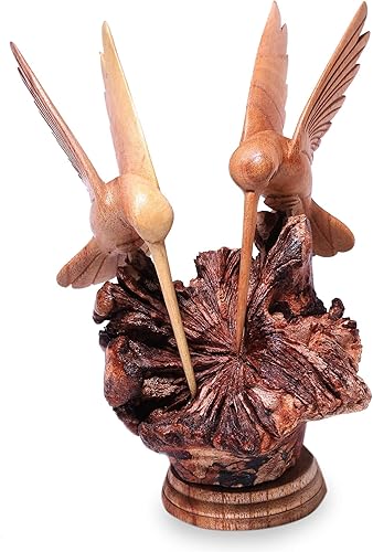 NOVICA Escultura de madera tallada a mano artesanal Decoración de figura de colibrí Temática de animales sostenibles Madera de Benalu y Jempinis