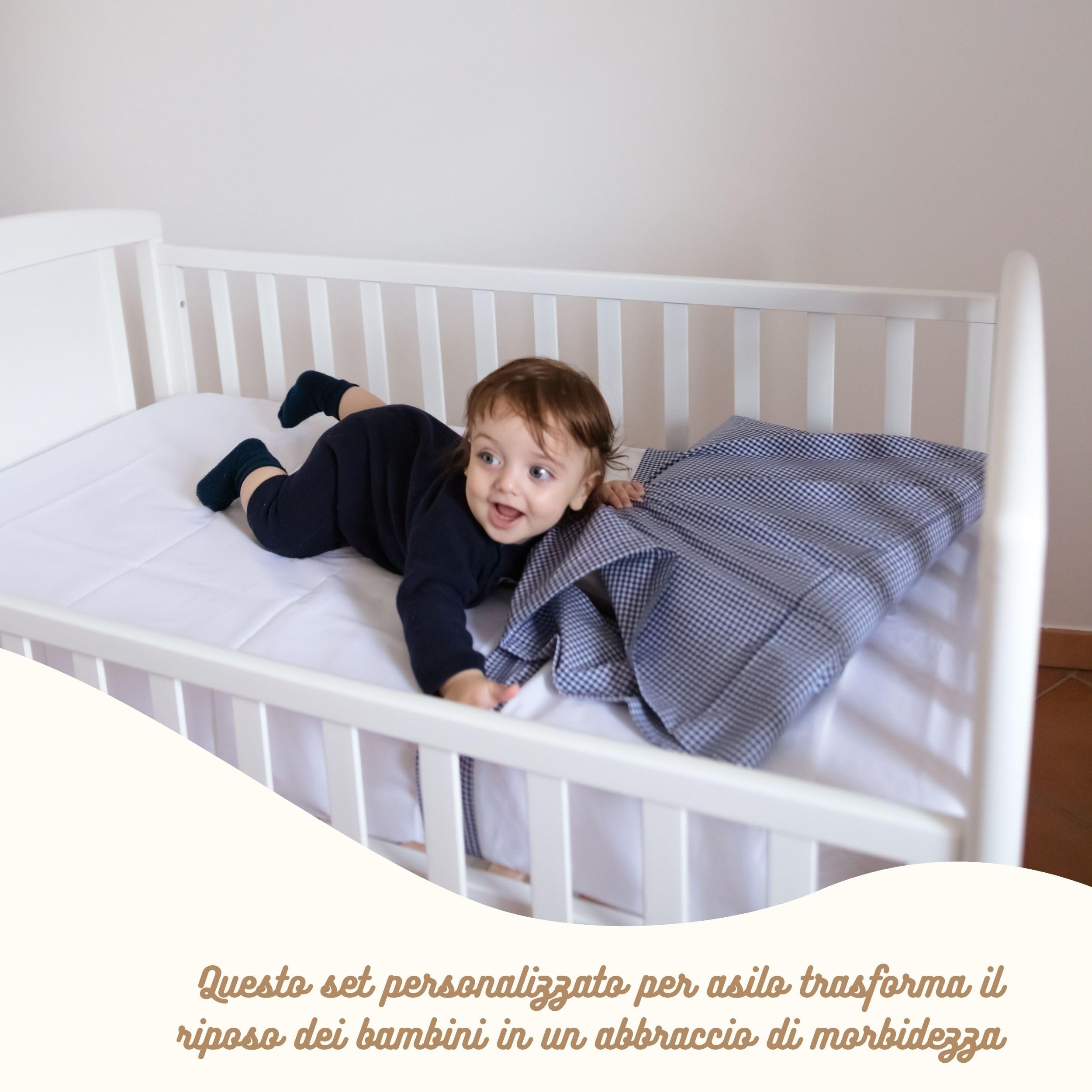 Coccole - Set 3pz Lenzuolo Lettino Asilo Bianco/Blu - Lenzuolo, Federa e Copribrandina Personalizzati - Personalizzabile Con Nome Asilo in Pelle Ovo