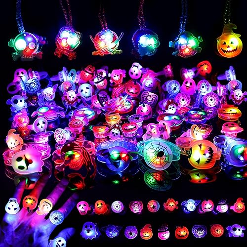 Recuerdos de fiesta de Halloween, juguetes para niños, 82 piezas de suministros de fiesta que brillan en la oscuridad, 50 anillos + 20 broches + 6