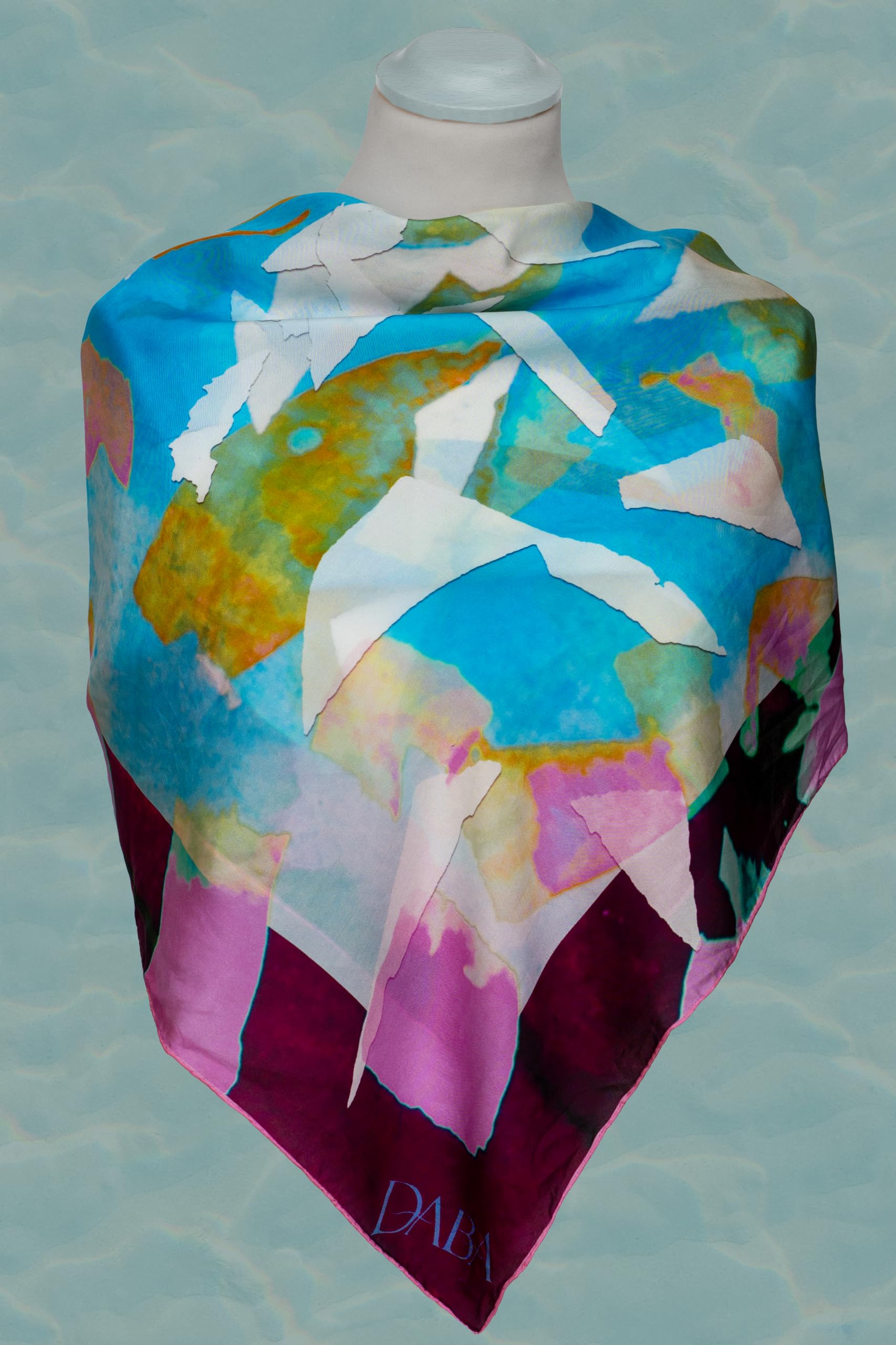 Pañuelo de seda azul cielo con estampado veraniego