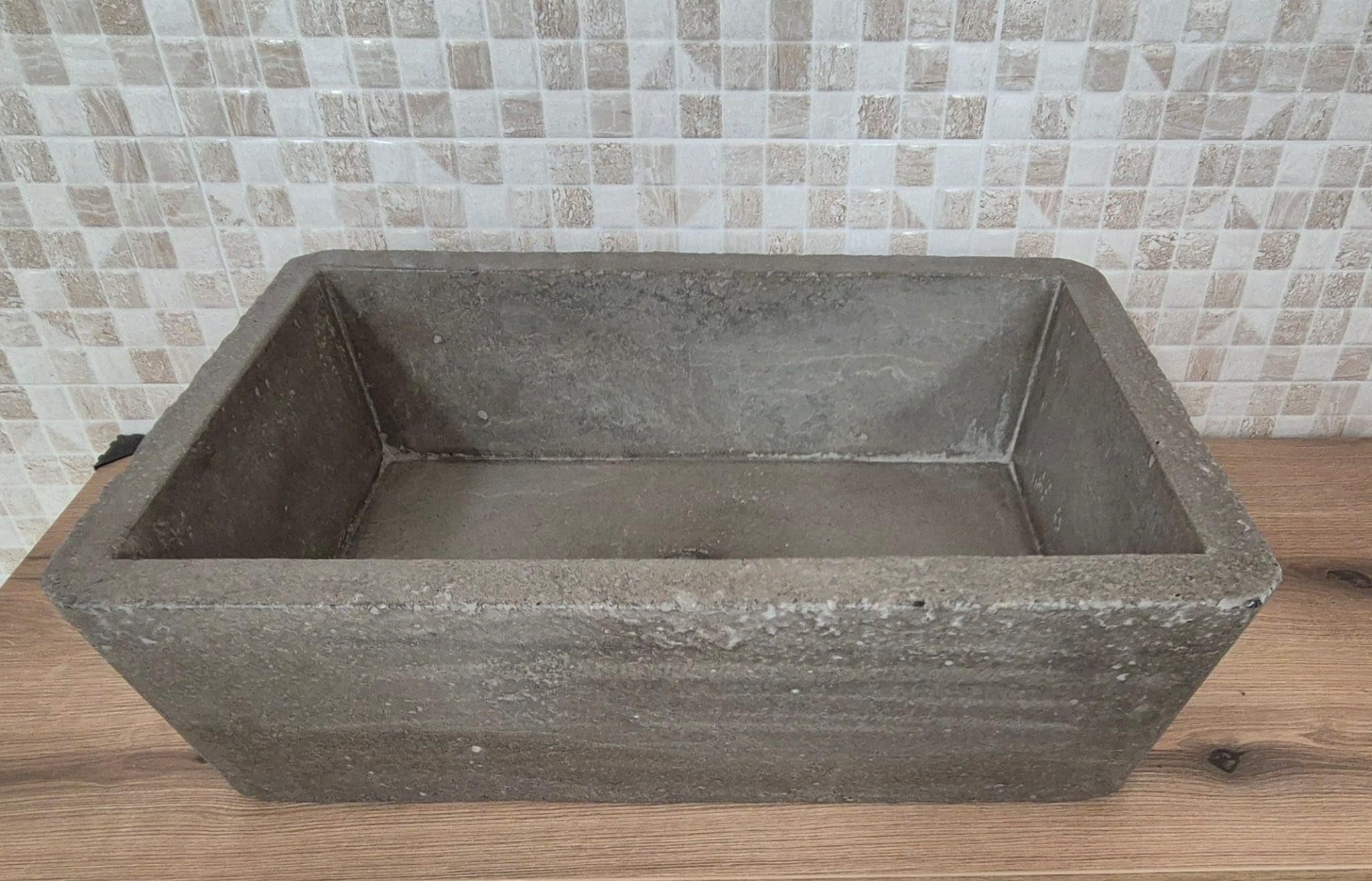 Bañera de cemento gris de exterior, medidas 80 x 44 x 18 cm