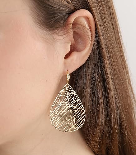 Vista 4 de OZEL - Aretes de hoja de oro para mujer, hechos en Corea, aretes colgantes chapados en oro de 14 quilates, delicados aretes bohemios de filigrana