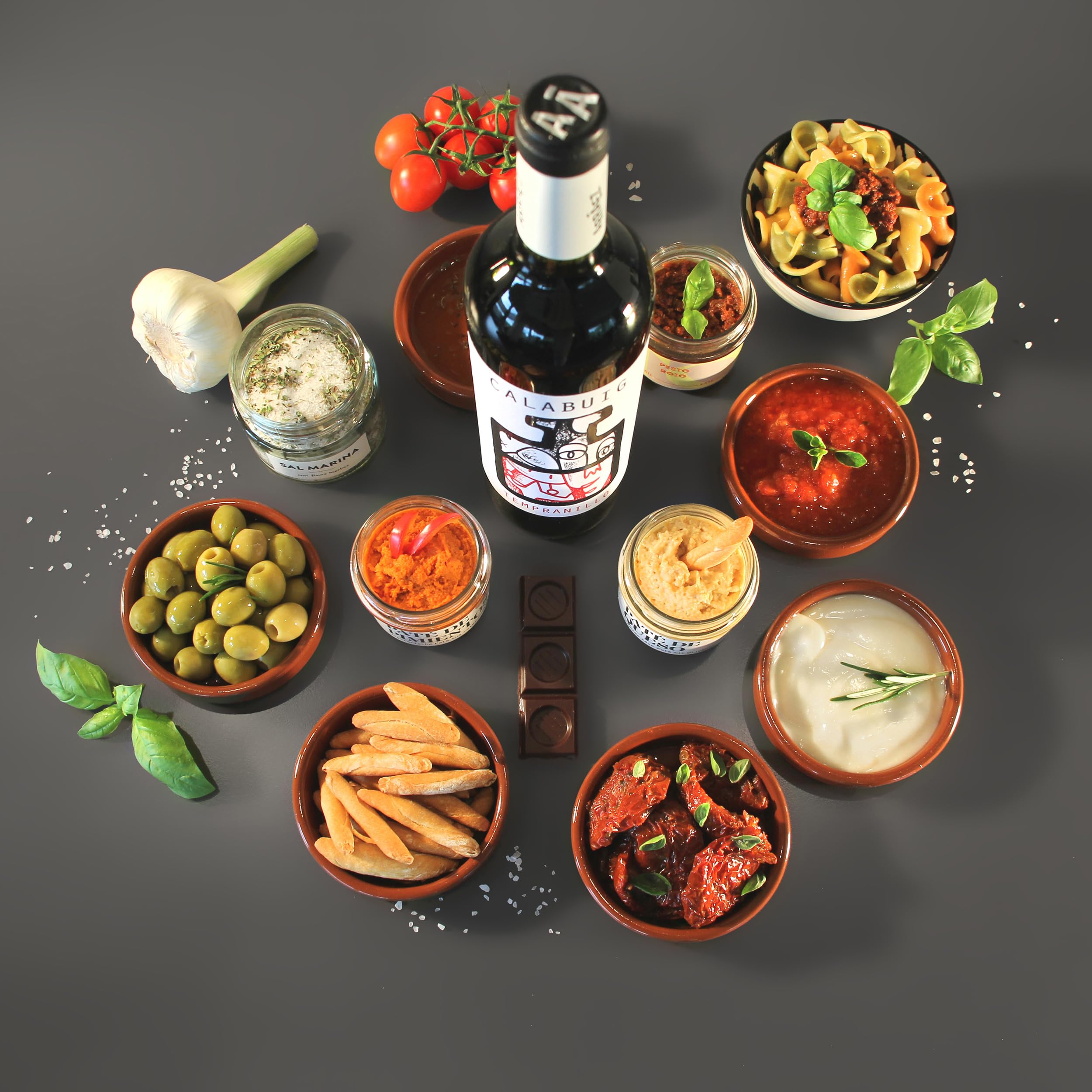 Geschenkkorb VIVA mit spanischen Delikatessen und Rotwein | Feinkost Präsentbox mit erlesenen spanischen Spezialitäten | Liebevoll als Geschenk verpackt von jamon.de