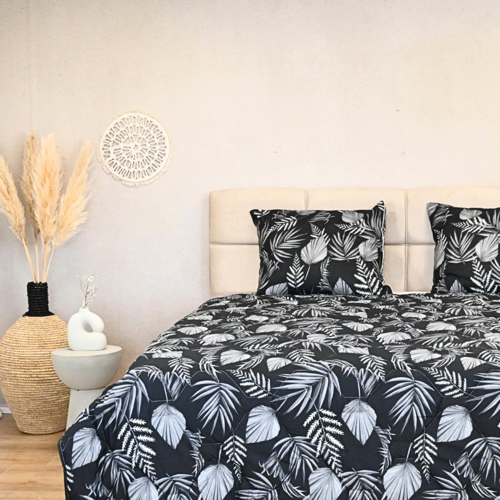 HappyBed Ganzjahresbettdecke einzeln 260x220 - Extra breit - Mikrofaser - Waschbare Bettdecke ohne Bezug - Bedruckte Bettdecke ohne Bezug - Ärmellose Bettdecke mit Druck - Black Leaves