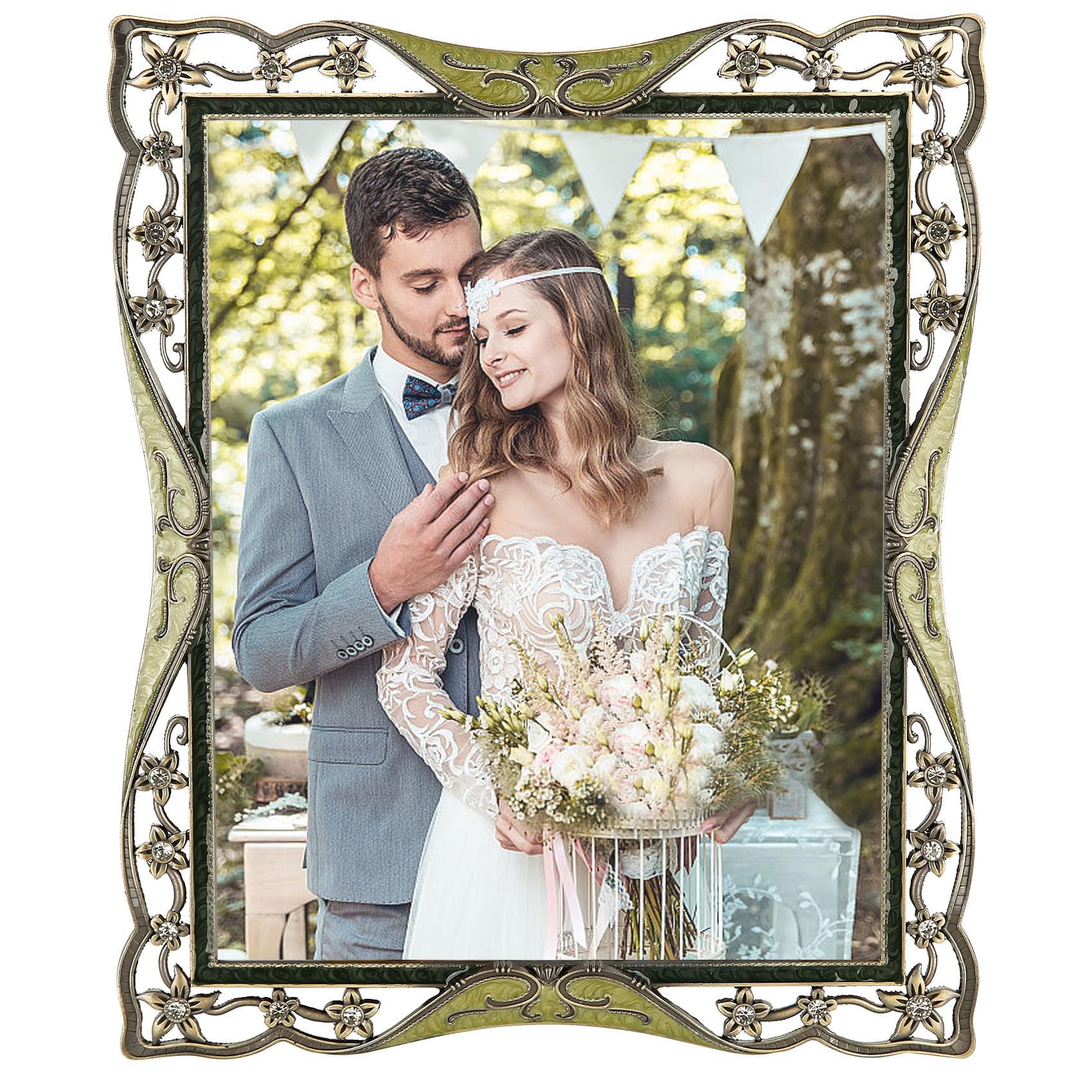 Cadre photo vintage en métal posé sur buffet pour salon style rétro
