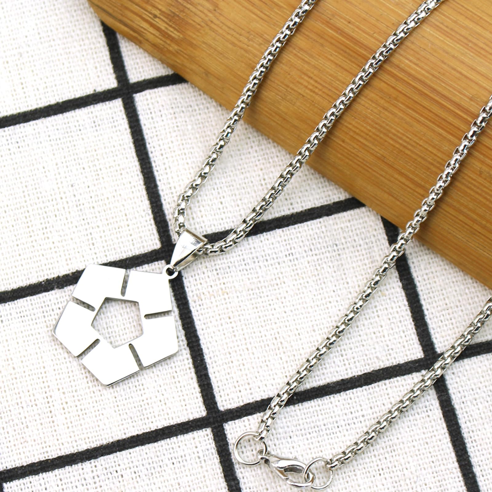 Casual naszyjnik wisiorek niebieski zamek naszyjnik kobiety mangas piłka nożna znak naszyjniki kobieta moda kreatywne pary łańcuszek srebrny kolor cosplay collier impreza biżuteria prezent