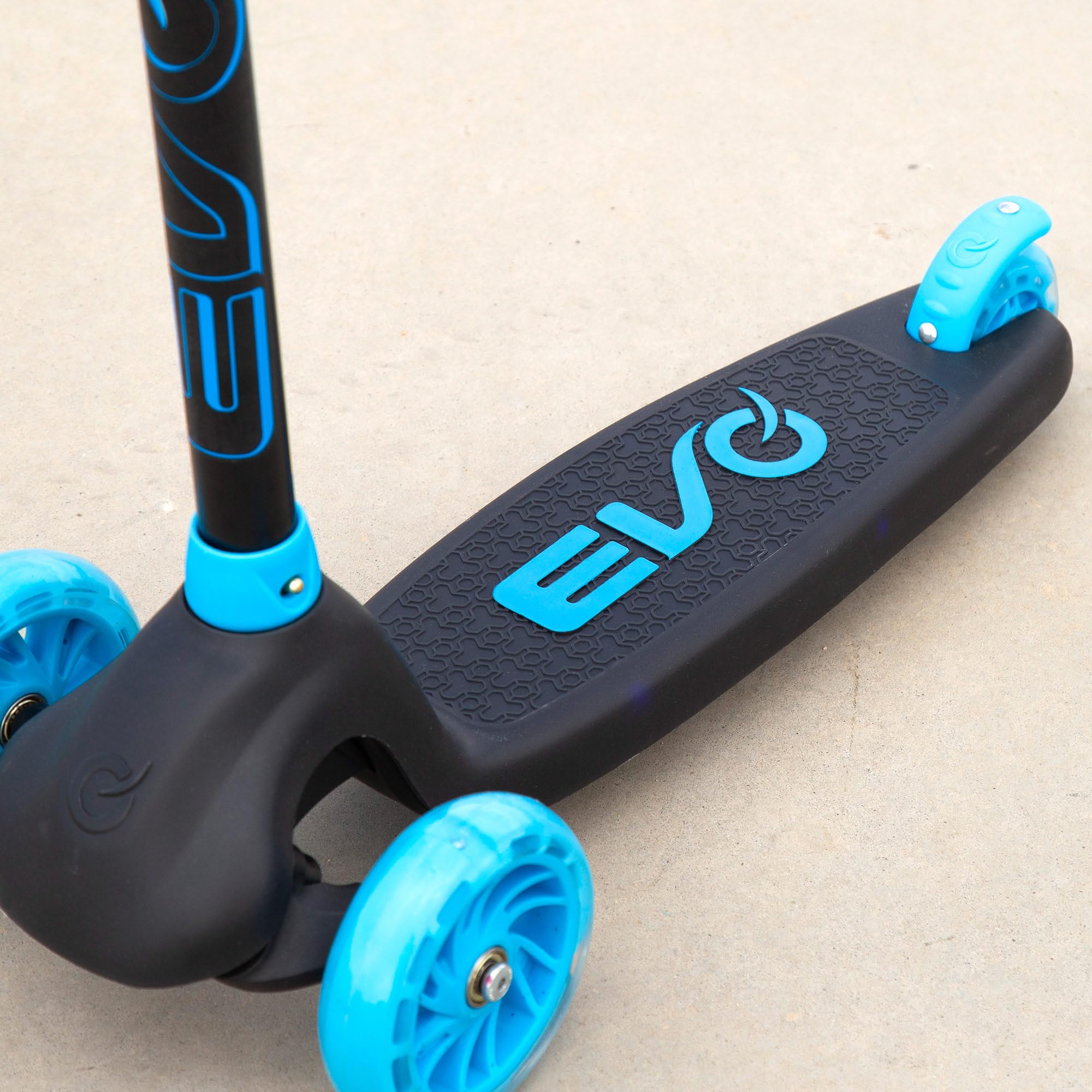 ColorBaby EVO Monopattino a 3 ruote, nero e blu, luci a LED, manubrio regolabile, base antiscivolo, freno posteriore, peso massimo 50 kg, Giocattoli per bambini 3 anni, Monopattino per bambini (54337)