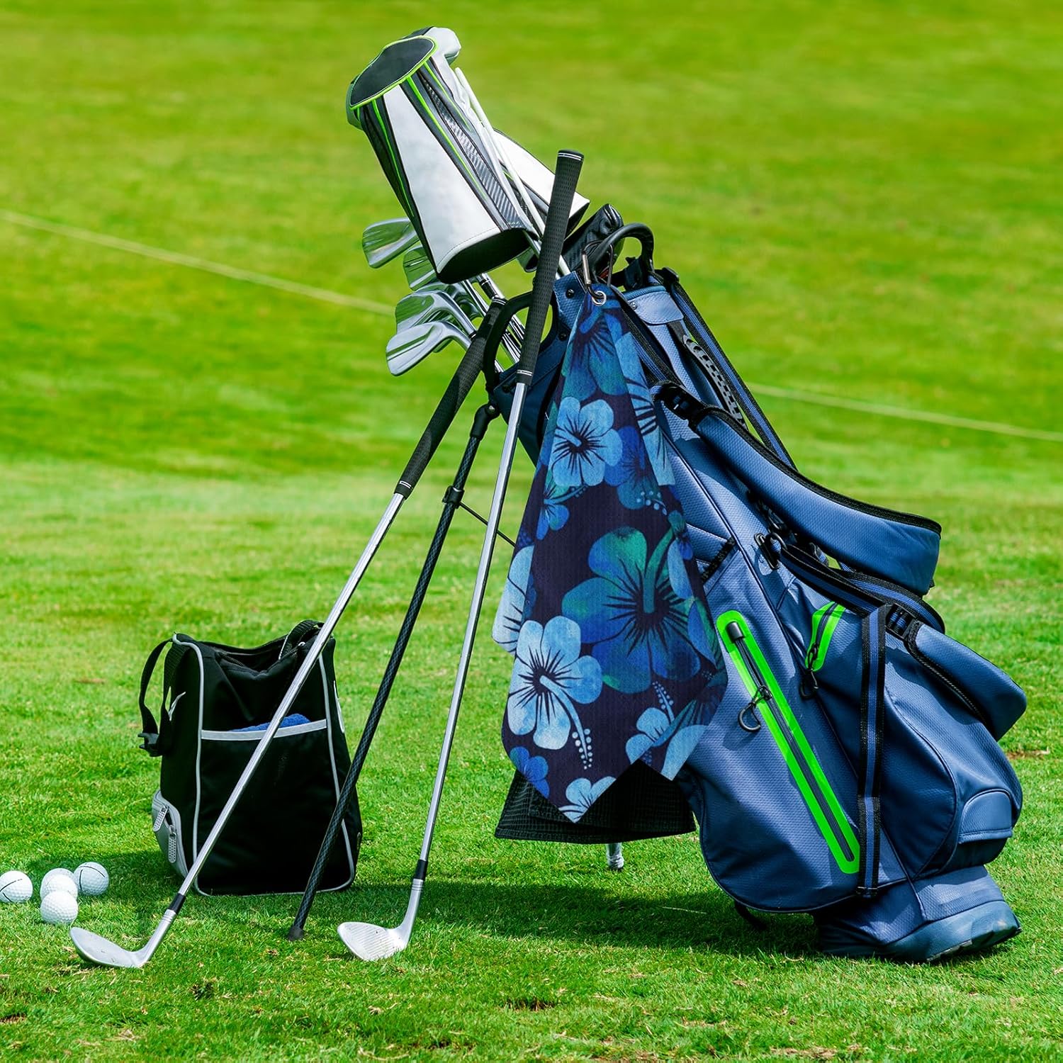 Tropical Floral Golf Towel 2 Packs Blue Hibiscus Flowers Golf Towels for Golf Bags Men Women Hawaiian Plants Microfiber Waffle Towel with Clip Funny Gift Accessories - Image 4