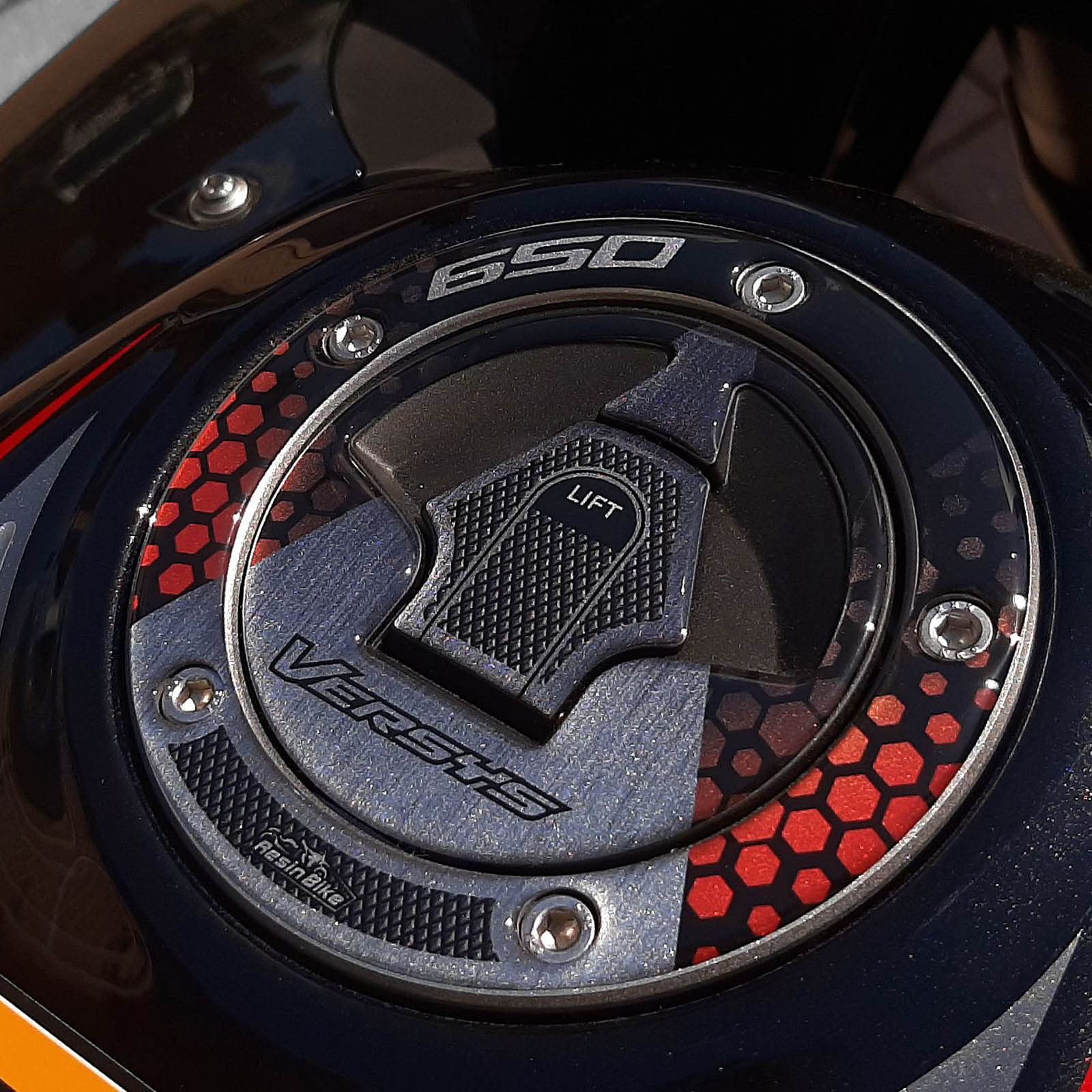 Resin Bike Motorcycle 3D Stickers Compatible with Kawasaki Versys 650 2021. Tank Cap Protection from Bumps and Scratches. Resin Stickers - Metallic Red - Made in Italy