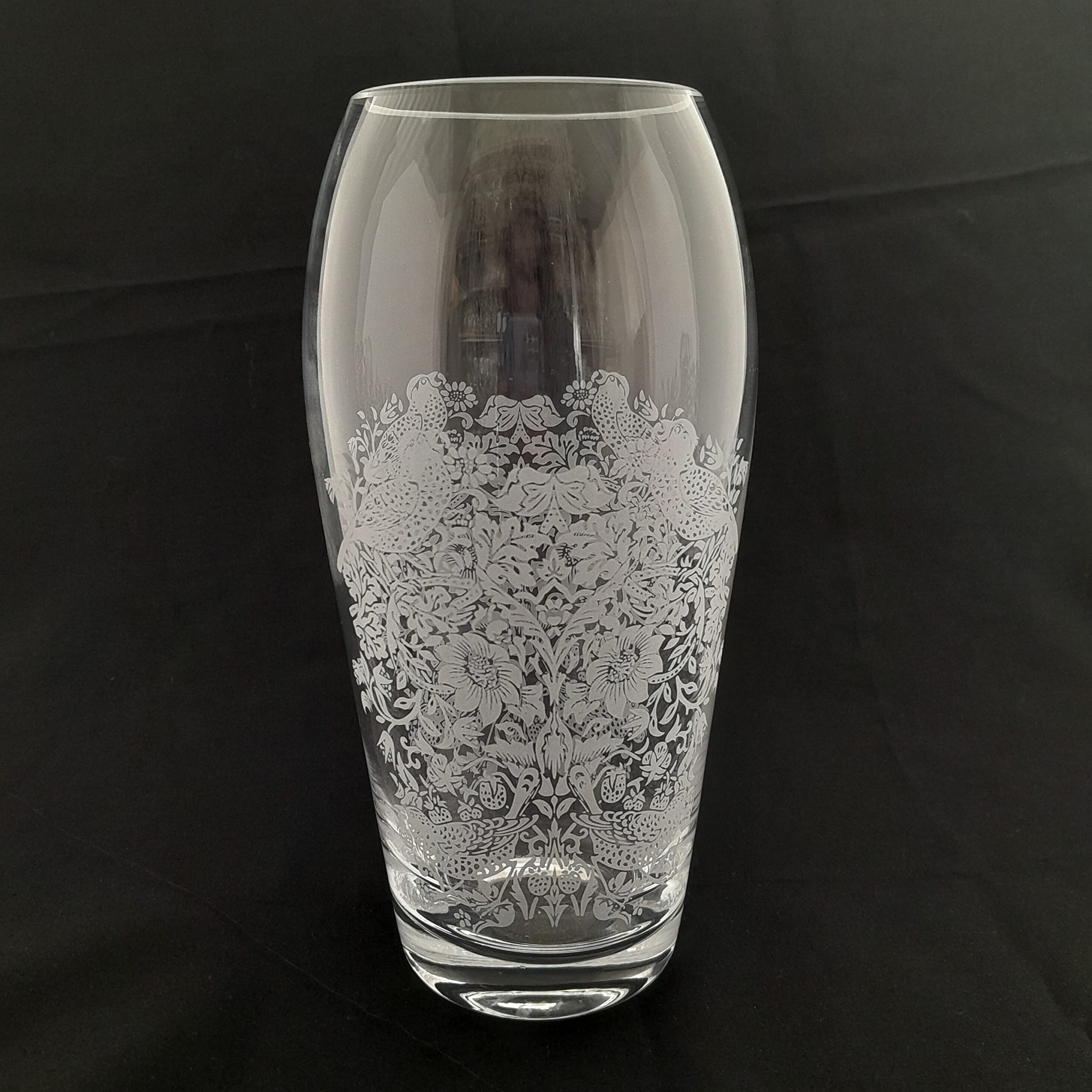Dartington Crystal Clear William Morris' Strawberry Thief Design - Barrel Vase 22Cm
