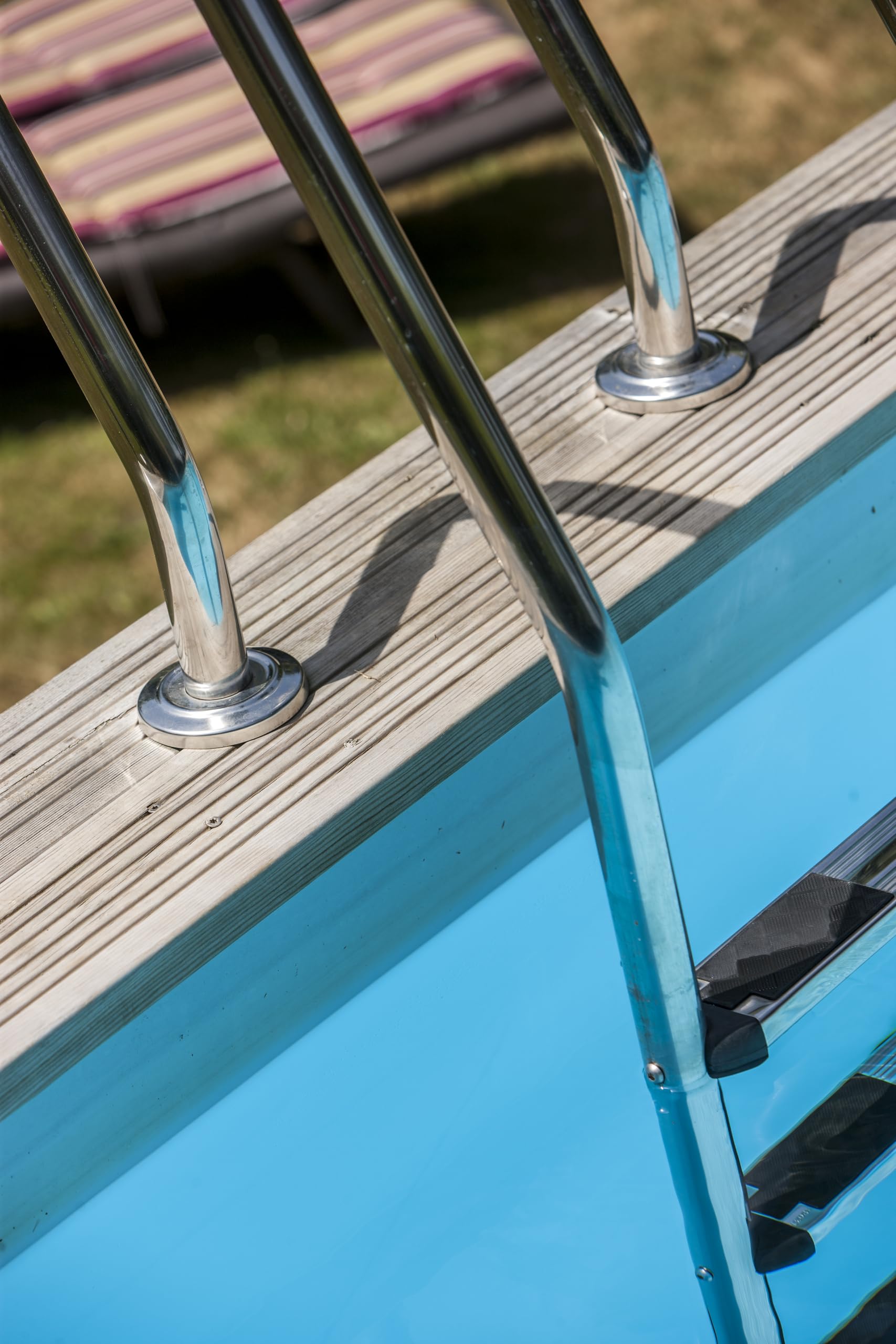 Gre 126674 - Scala di sicurezza per piscine interrate in legno - Acciaio inossidabile, gradini antiscivolo e sistema di sicurezza per bambini