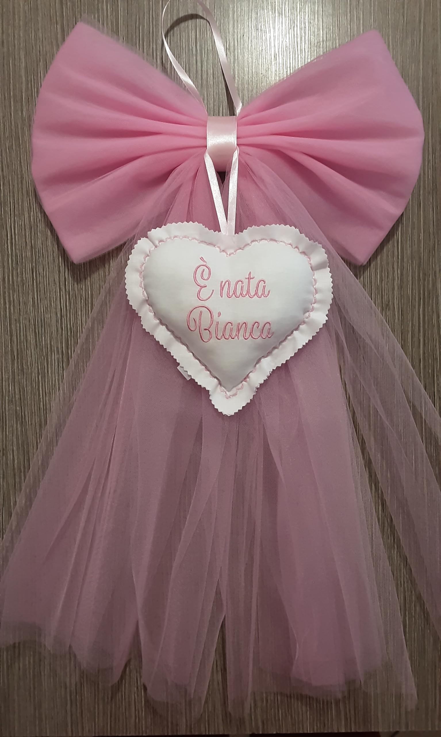 Crociedelizie, fiocco nascita bimba personalizzato in tulle rosa con ricamo nome ricamato elegante semplice coccarda fuori porta cuore