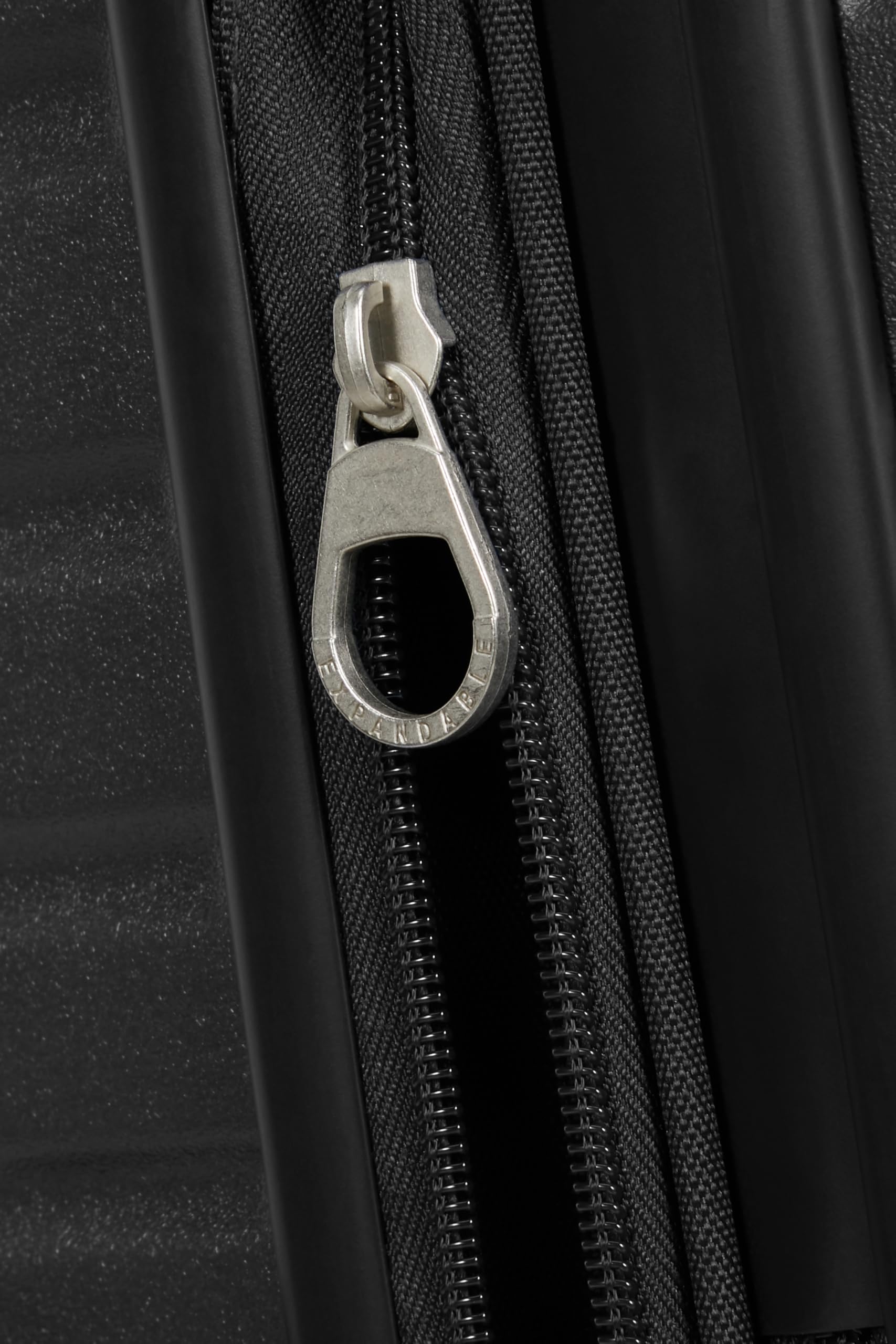 American Tourister Aerotech - Set di valigie rigide da 3 pezzi (bagaglio a mano, medio, grande), espandibile, set di trolley con lucchetto TSA - nero (nero metallizzato)