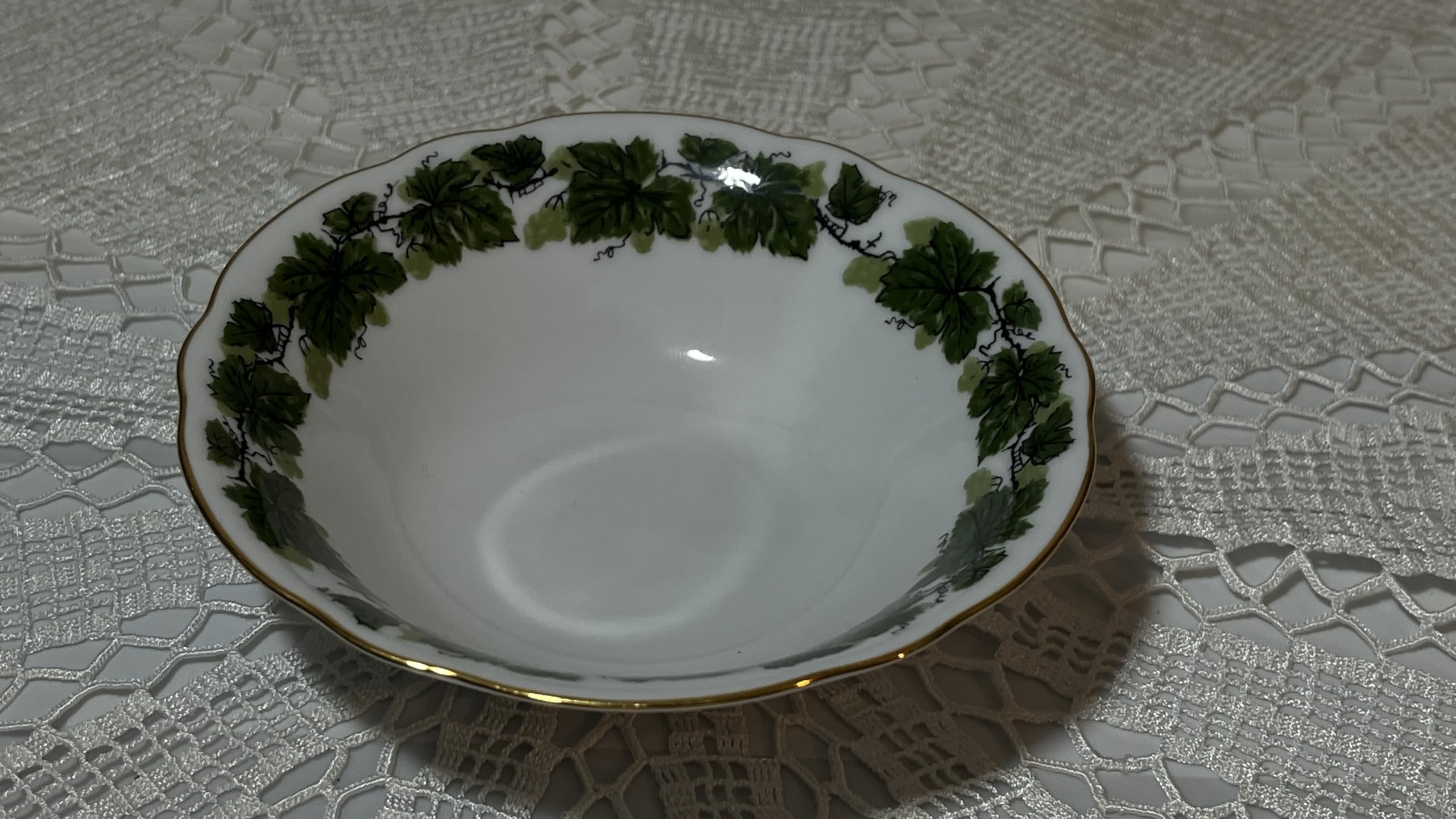 Generisch Triptis Weinlaub Porzellan, kleine Schale mit Weinlaubmuster und perfektem Goldrand. 4 cm hoch und 13 cm breit.
