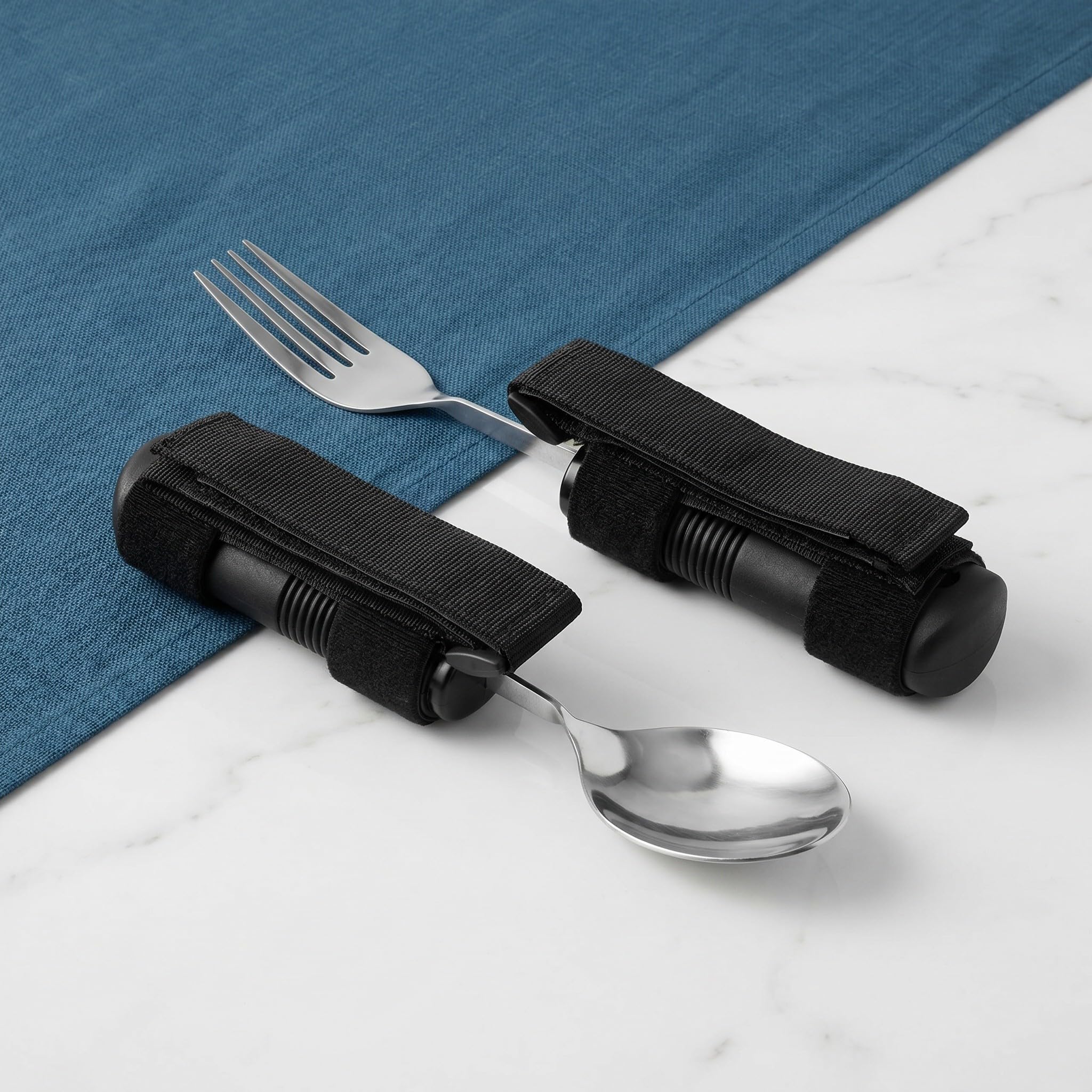 Lurrose 2 utensilios adaptados para comer: cuchara y tenedor flexibles y antideslizantes con correa para facilitar la alimentación en el hogar, ideales para personas mayores con discapacidad o