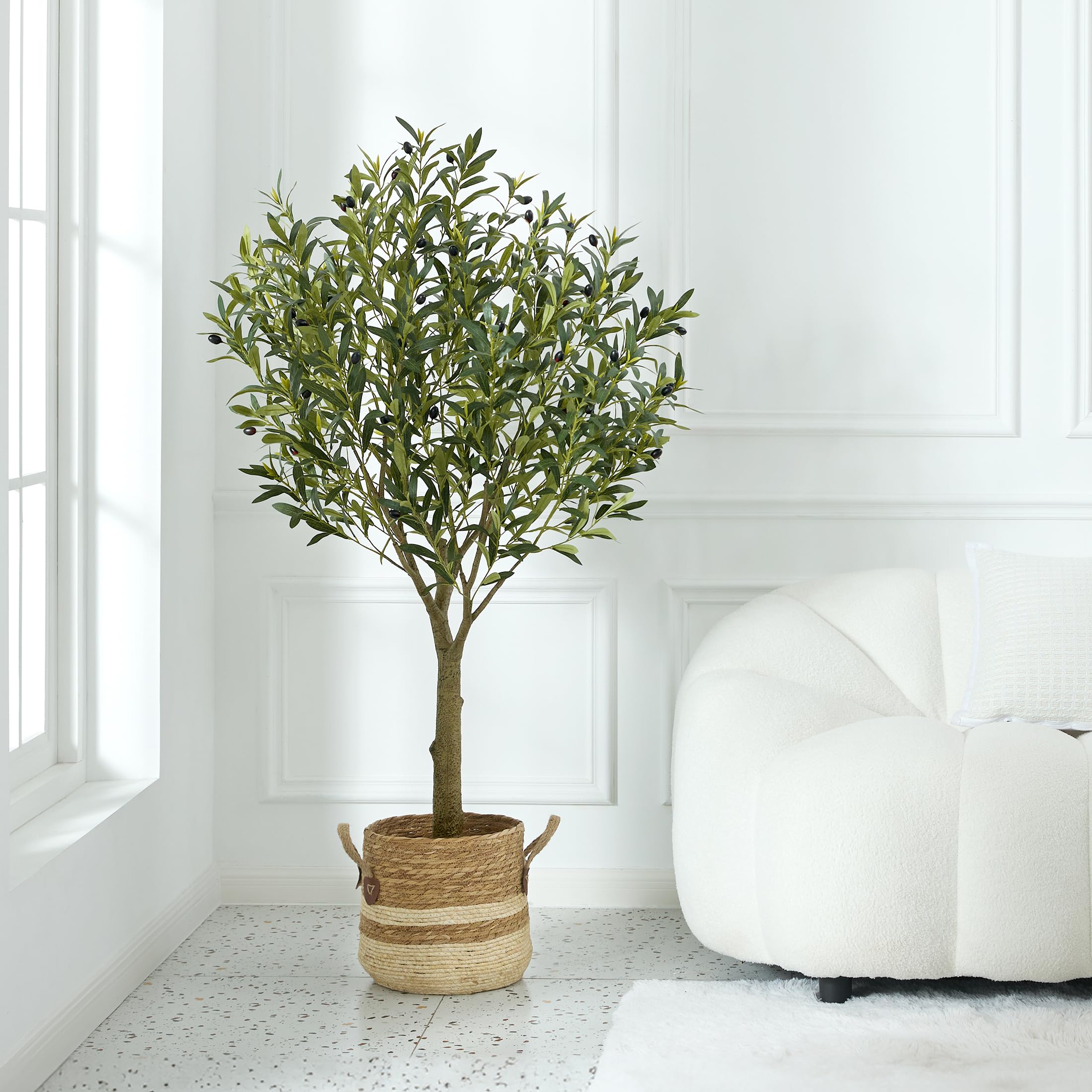 VeriNatural Künstlicher Olivenbaum 150 cm mit 1283 Blättern und 58 Oliven | UV-beständig, flexibel formbare Zweige, schwarzer Innentopf für Wohnzimmer, Büro, Bad und geschützte Außenbereiche