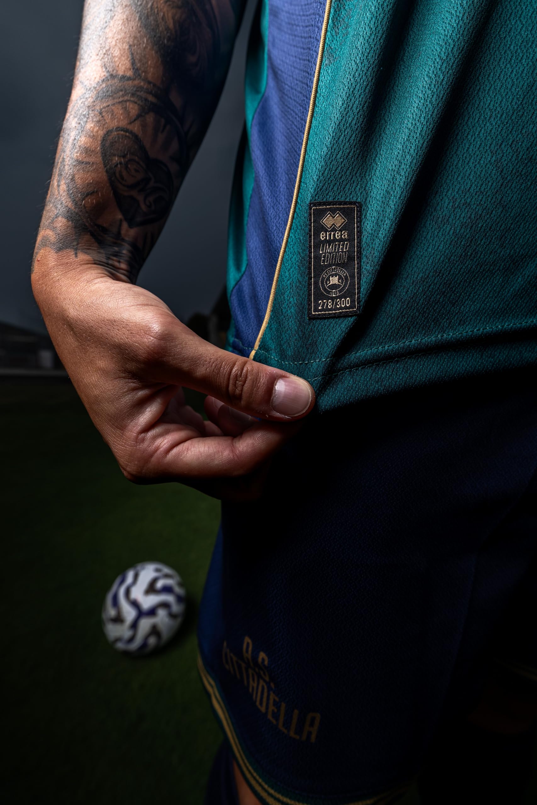 A.S. Cittadella 1973 Maglia Edizione Limitata 100° Anniversario Angelo Gabrielli – Errea Ufficiale, Collector Numerata 300 Pezzi, Verde Petrolio con Colletto retrò