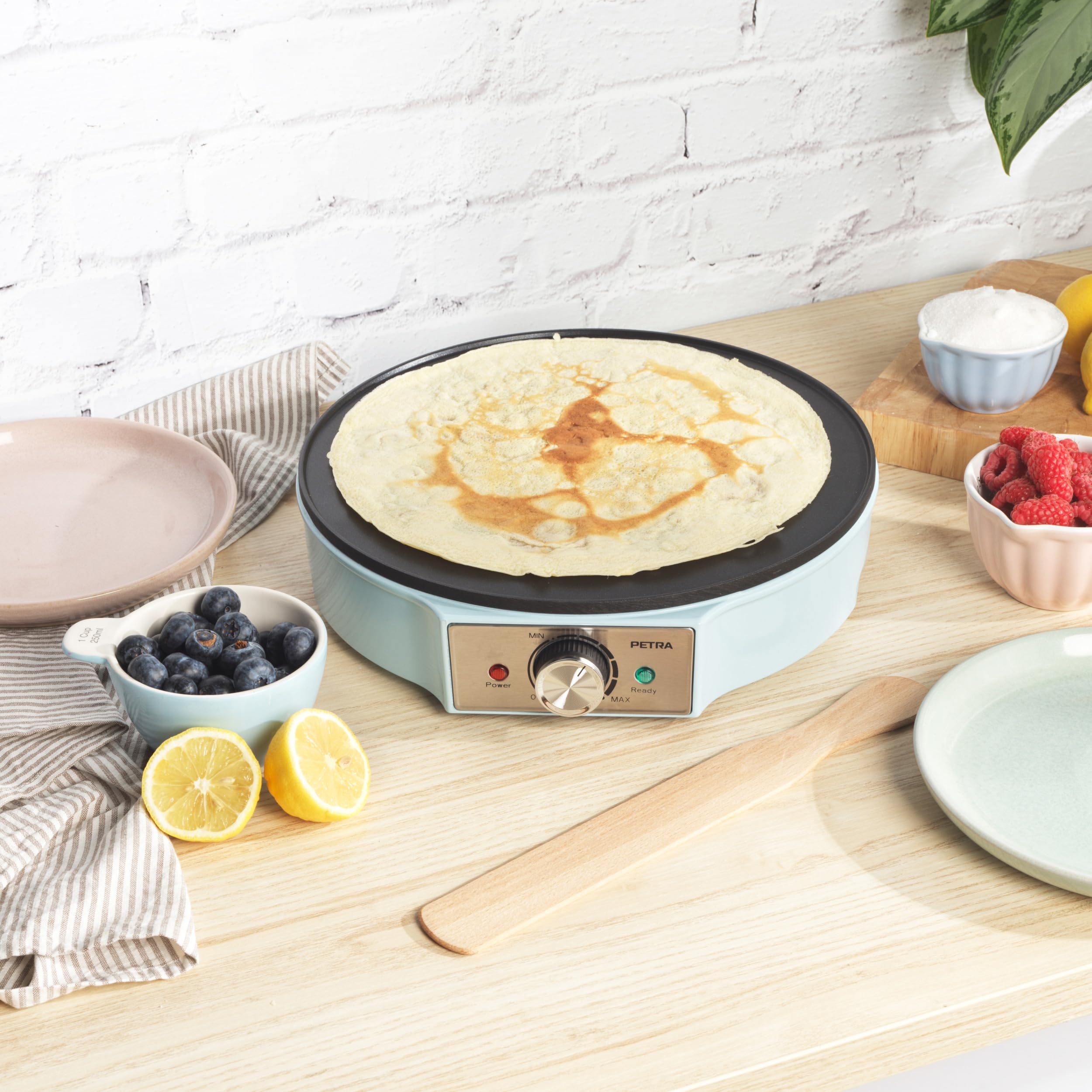 Petra Crêpière Électrique 1200W, Machine à Crêpes avec Plaque Antiadhésive 30cm, Grande Plaque Chauffante avec Température Réglable, Accessoires en Bois Inclus, Garantie 3 Ans