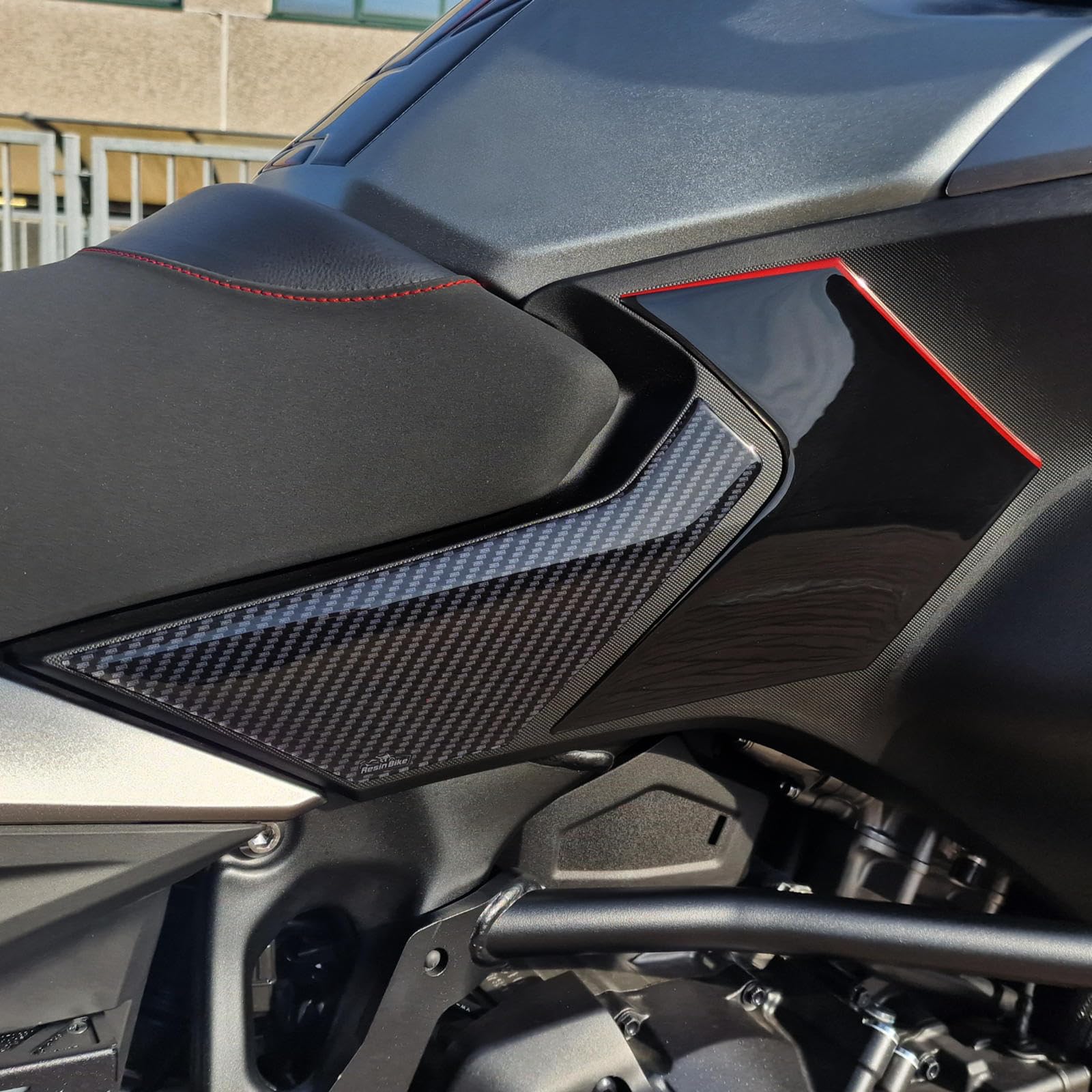 Resin Bike Autocollant Moto Compatibles avec Honda NT 1100 2020-2024. Protections Latérales de Réservoir Contre Les Chocs et Les Éraflures. Autocollant 3D Résinés Made in Italy