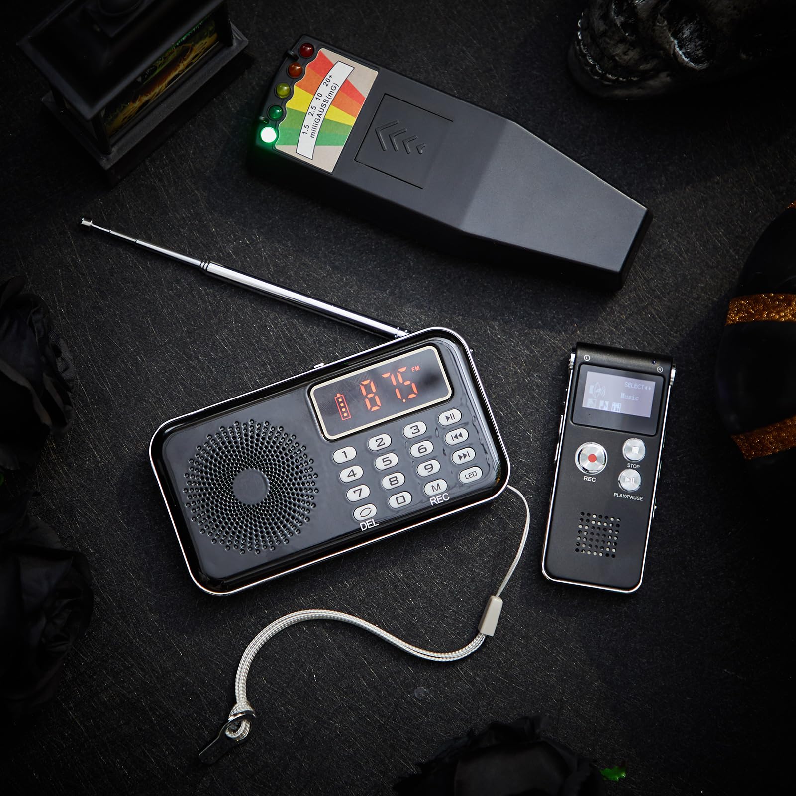 Relaxweex El kit de equipo de caza de fantasmas de 3 piezas incluye 1 grabadora de audio de 8 GB, 1 detector de EMF, medidor de campo magnético, 1 grabadora EVP de radio FM para investigación