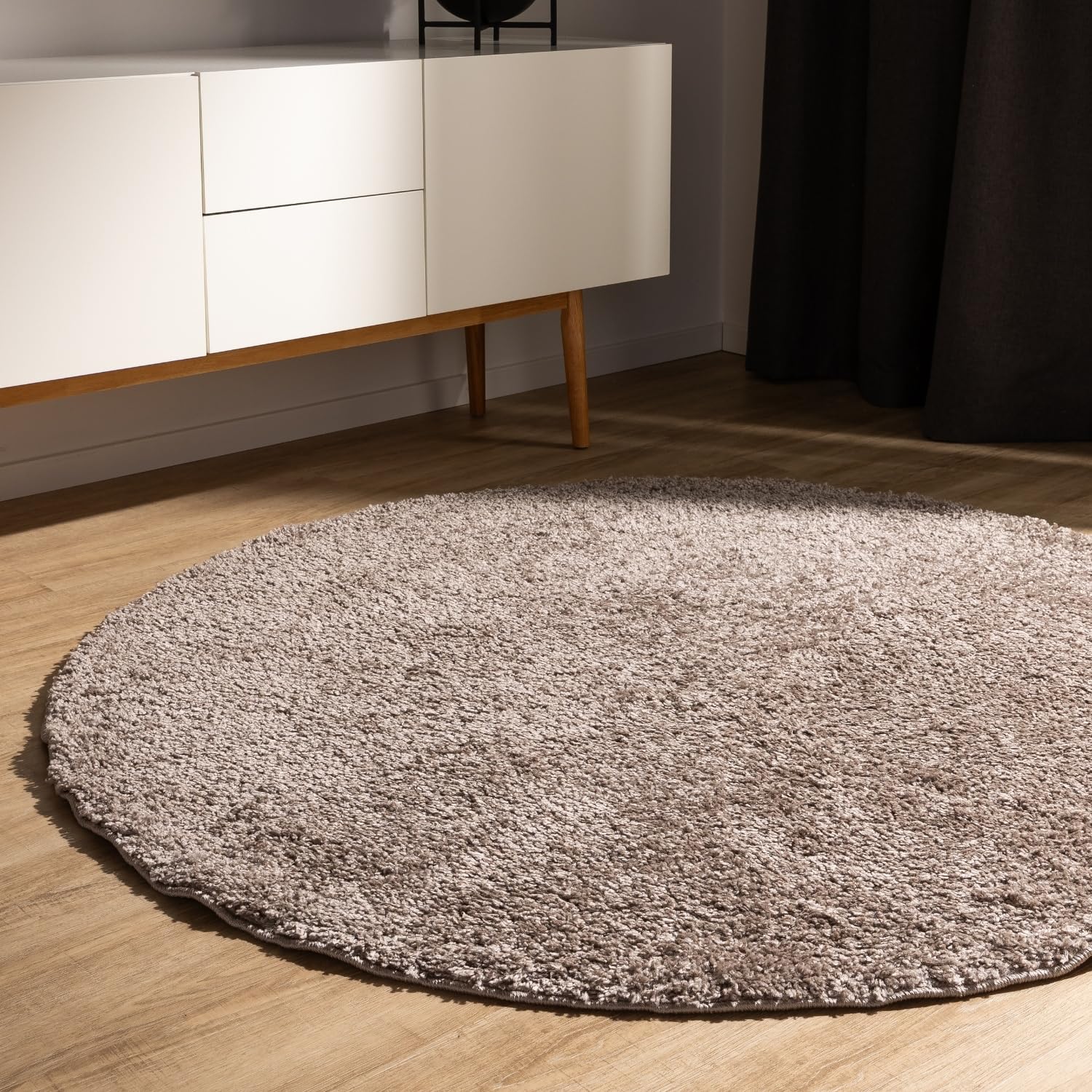 benuta Basic Hochflorteppich Teppich Wohnzimmer Sohari - Taupe 120 cm Rund - Minimalistischer Look - Weich & Waschbar - Für Schlafzimmer, Flur oder Esszimmer - Geeignet für Fußbodenheizung