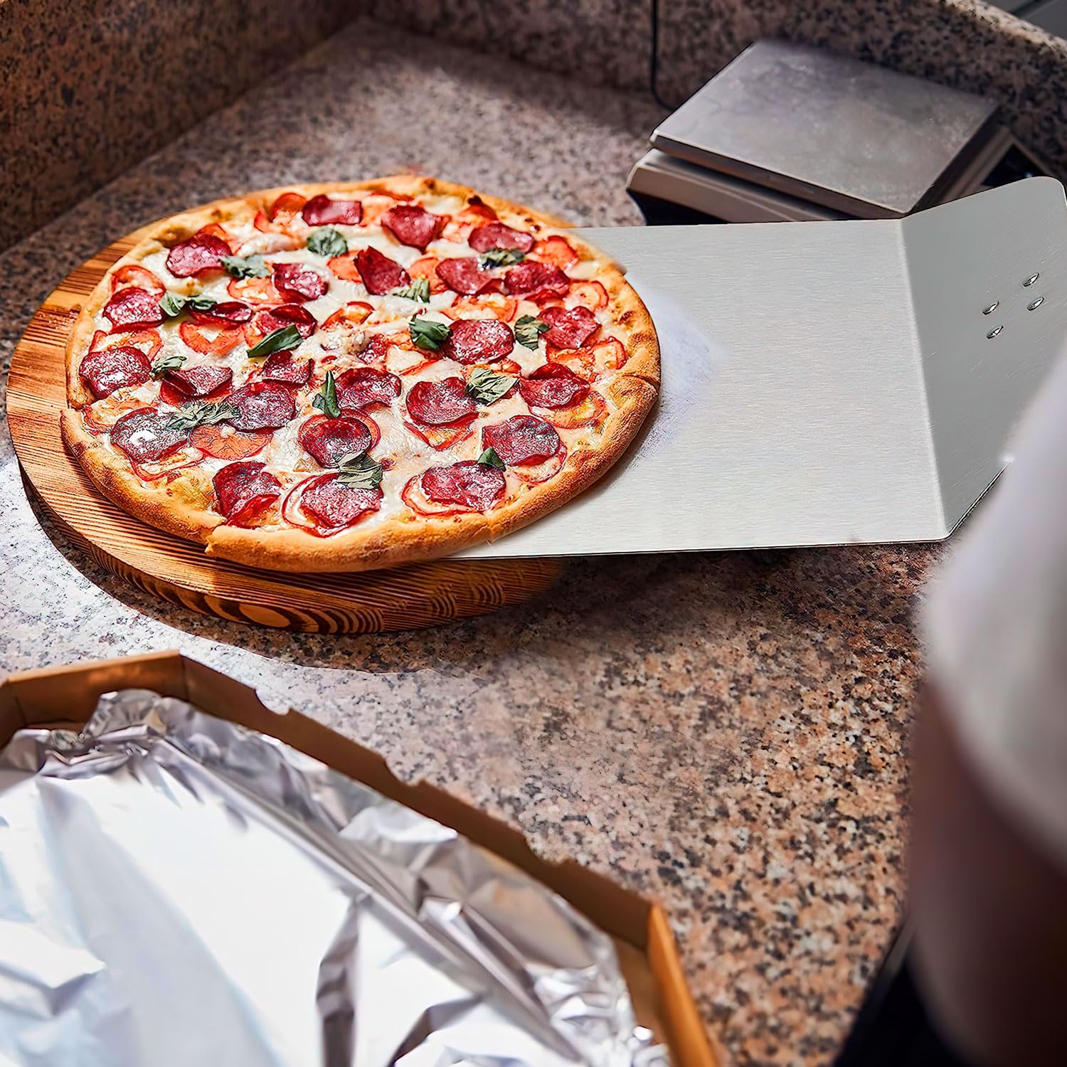Profi Pizzaschaufel XXL, Aluminium Pizzaschieber Pizzaheber Brotback-Schieber platzsparendes Premium Modell Holz-Griff, eckiger Brotschieber Must-Have Zubehör für Pizzabäcker (Klappbarer Griff)