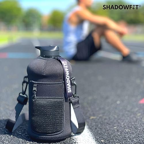 Miniatura 6 de Botellas de agua de medio galón (74 onzas, 2.2 litros) con mango de tapa de popote y funda de almacenamiento, soporte grande para jarra con correa