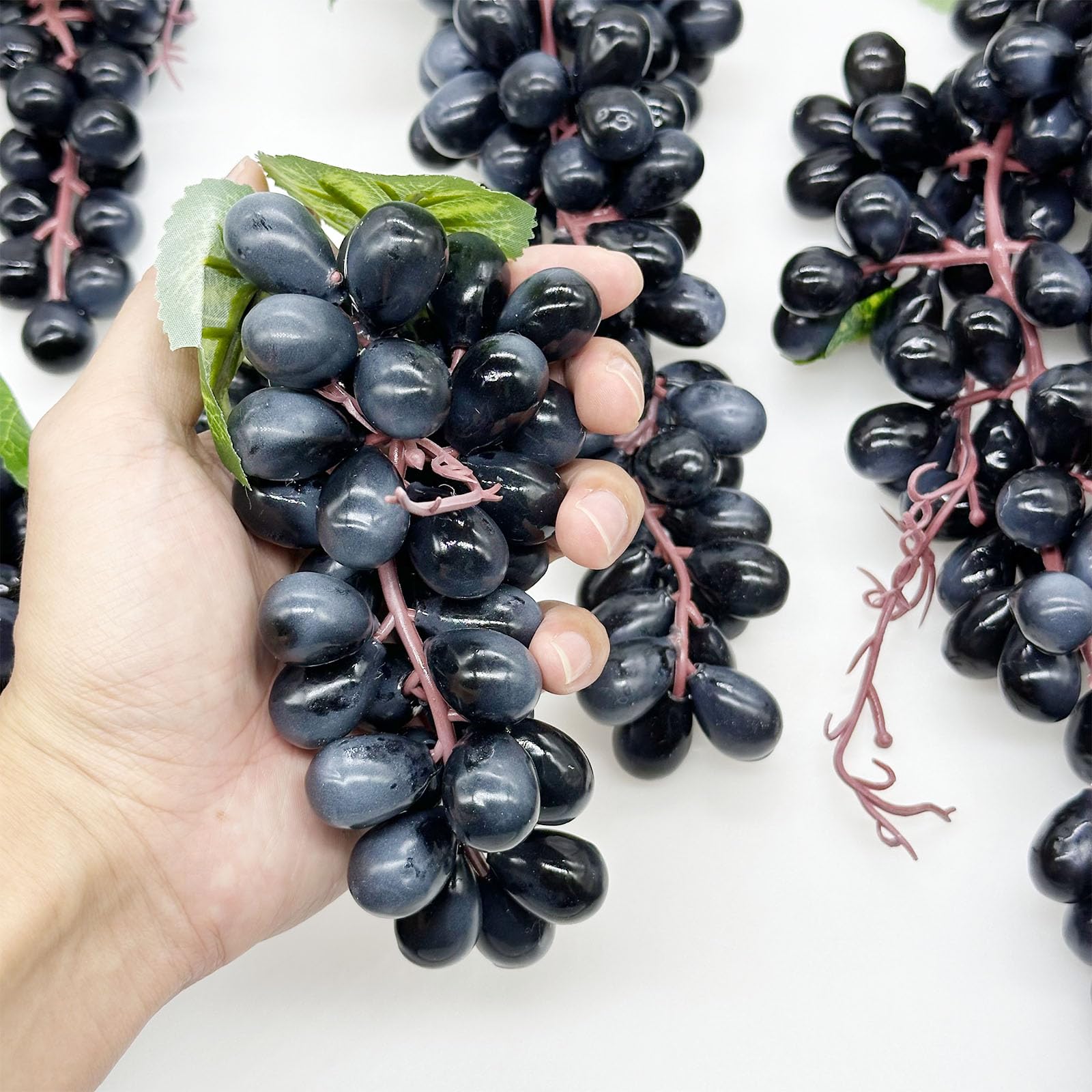 8 Uva Artificiale Realistico, Nero Uva Artificiale Grappoli di Uva Artificiale Simulazione, Uva Nera Artificiale per Decorazione del Vino, Puntelli di Frutta Artificiali