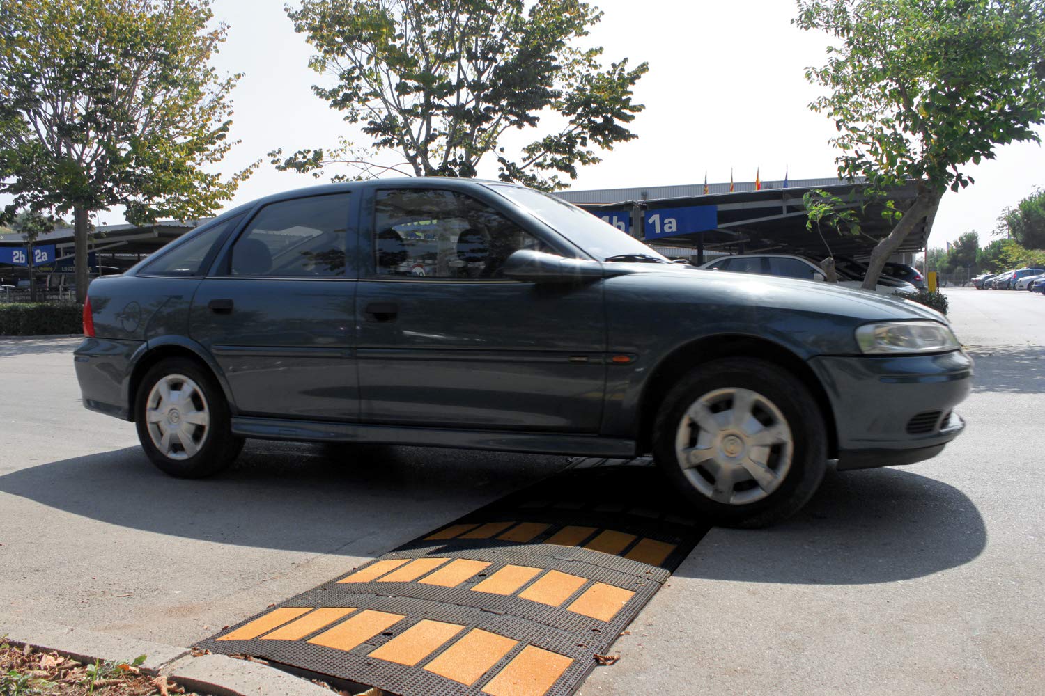 PAL | Banda reductora de velocidad de caucho 900x500x 50mm. Badénes reductores de velocidad de calle (2- Bandas reductoras + Tornillería)