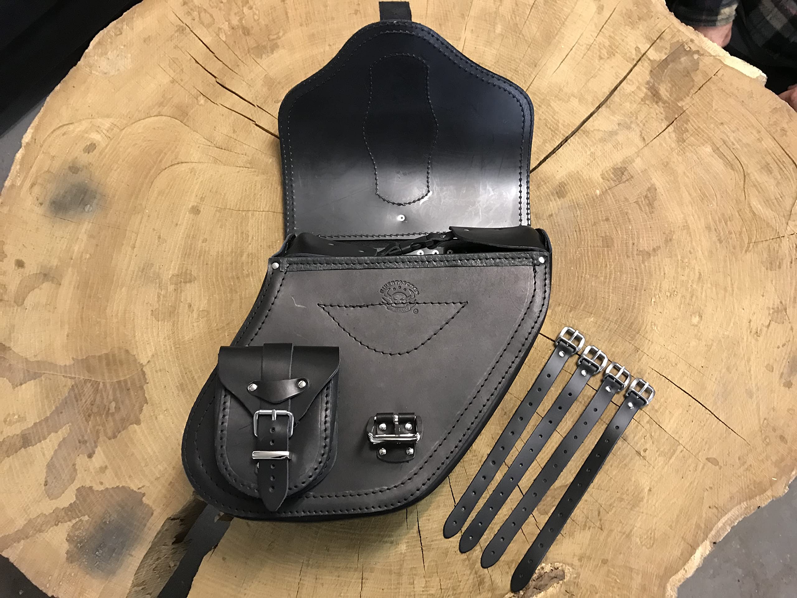 Borsa oscillante Dynamite nera destra compatibile con Harley Davidson Dyna Super Glide Fat Bob Street Bob Low Rider Sportster Borsa posteriore custodia in pelle